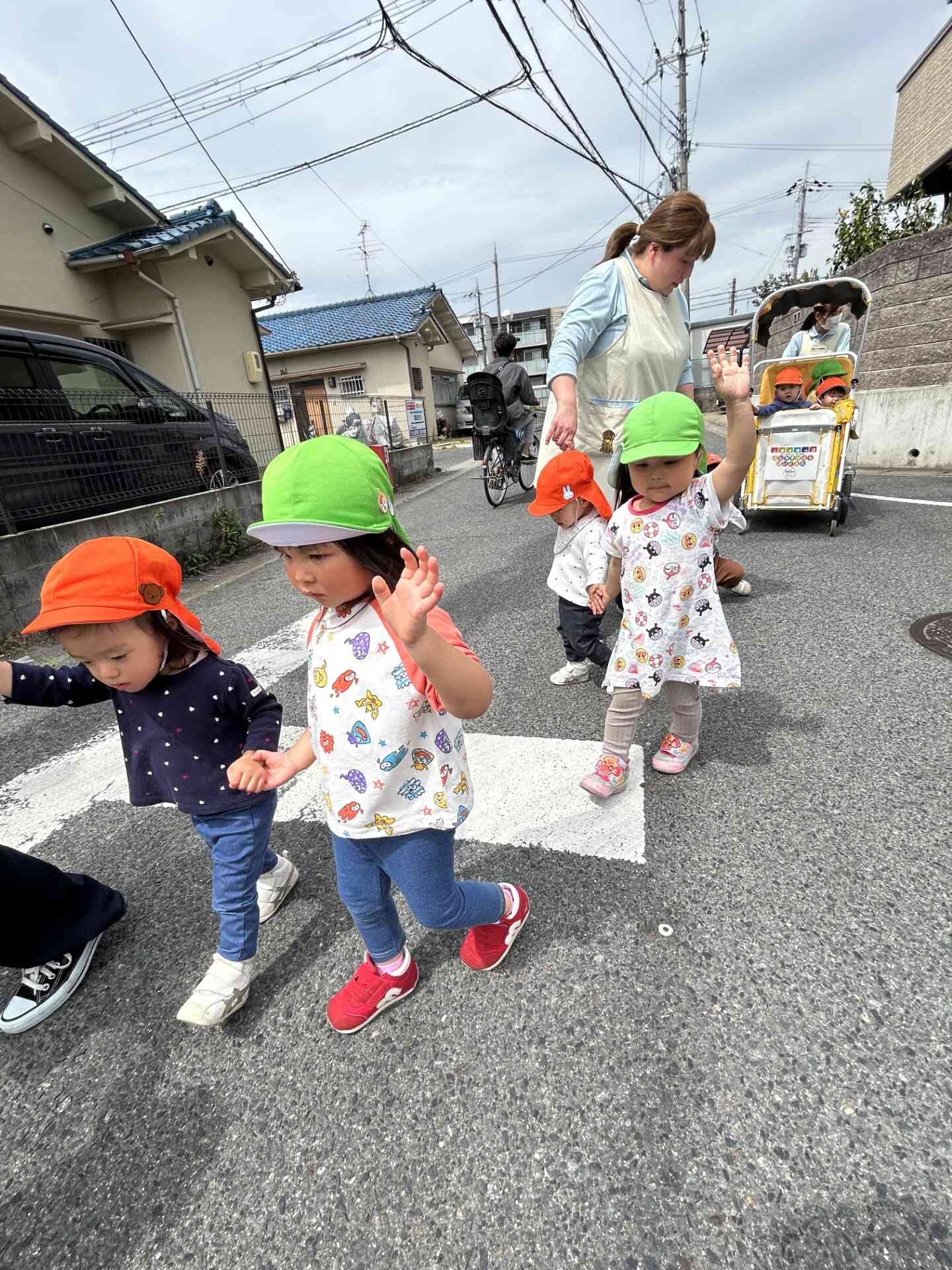手を挙げて渡っています！
