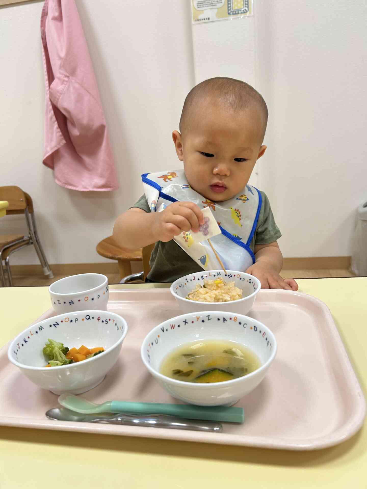 ０歳児さんもお誕生日メニューにくぎ付け！
