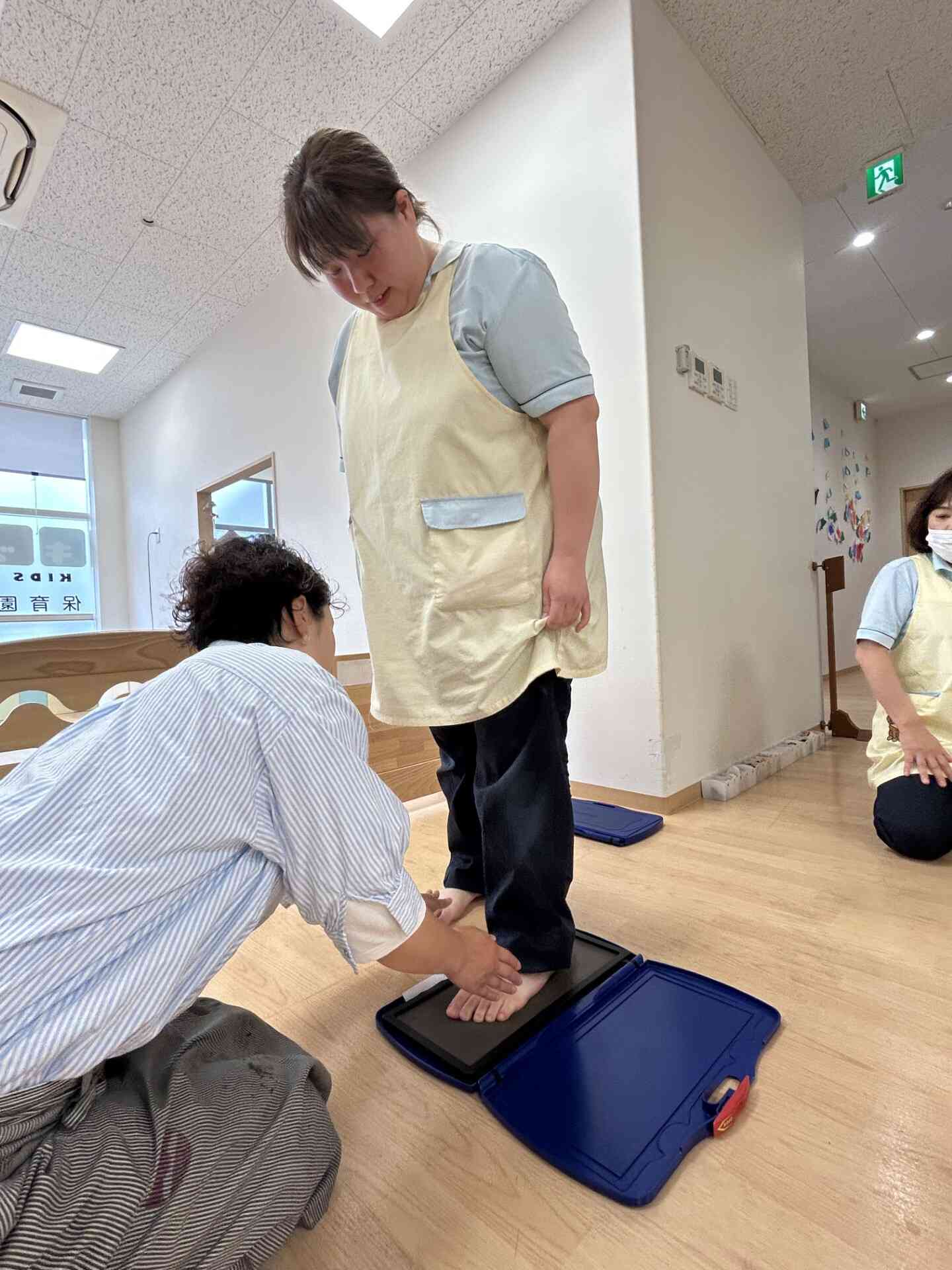 足計測～シューフィッターさん～｜ニチイキッズ伏見菅原保育園｜ニチイ
