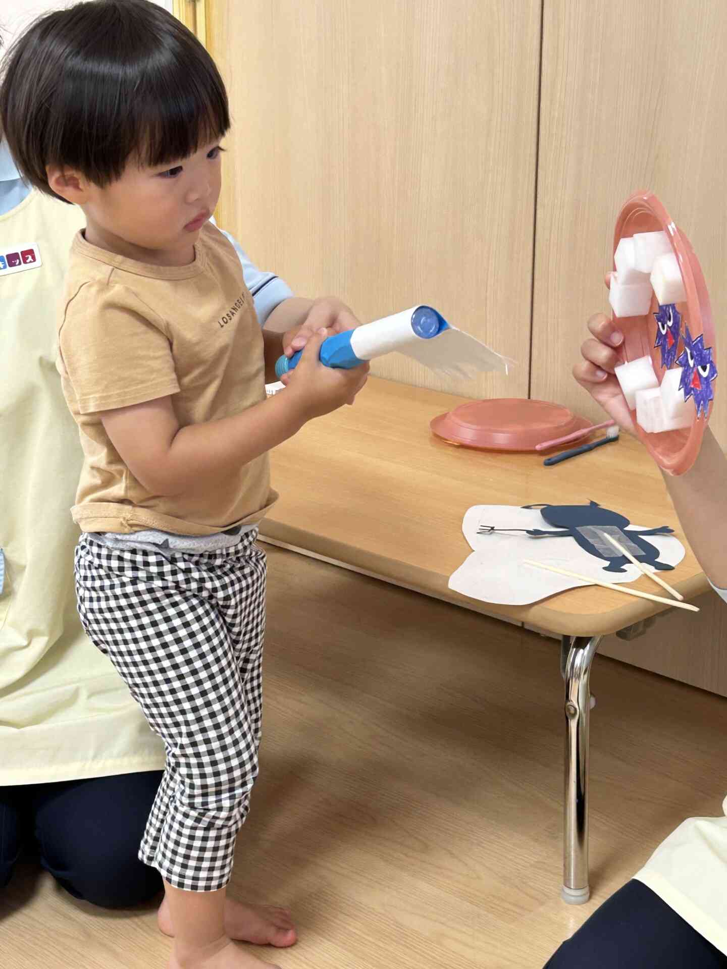 大きな歯ブラシでやっつけよう!