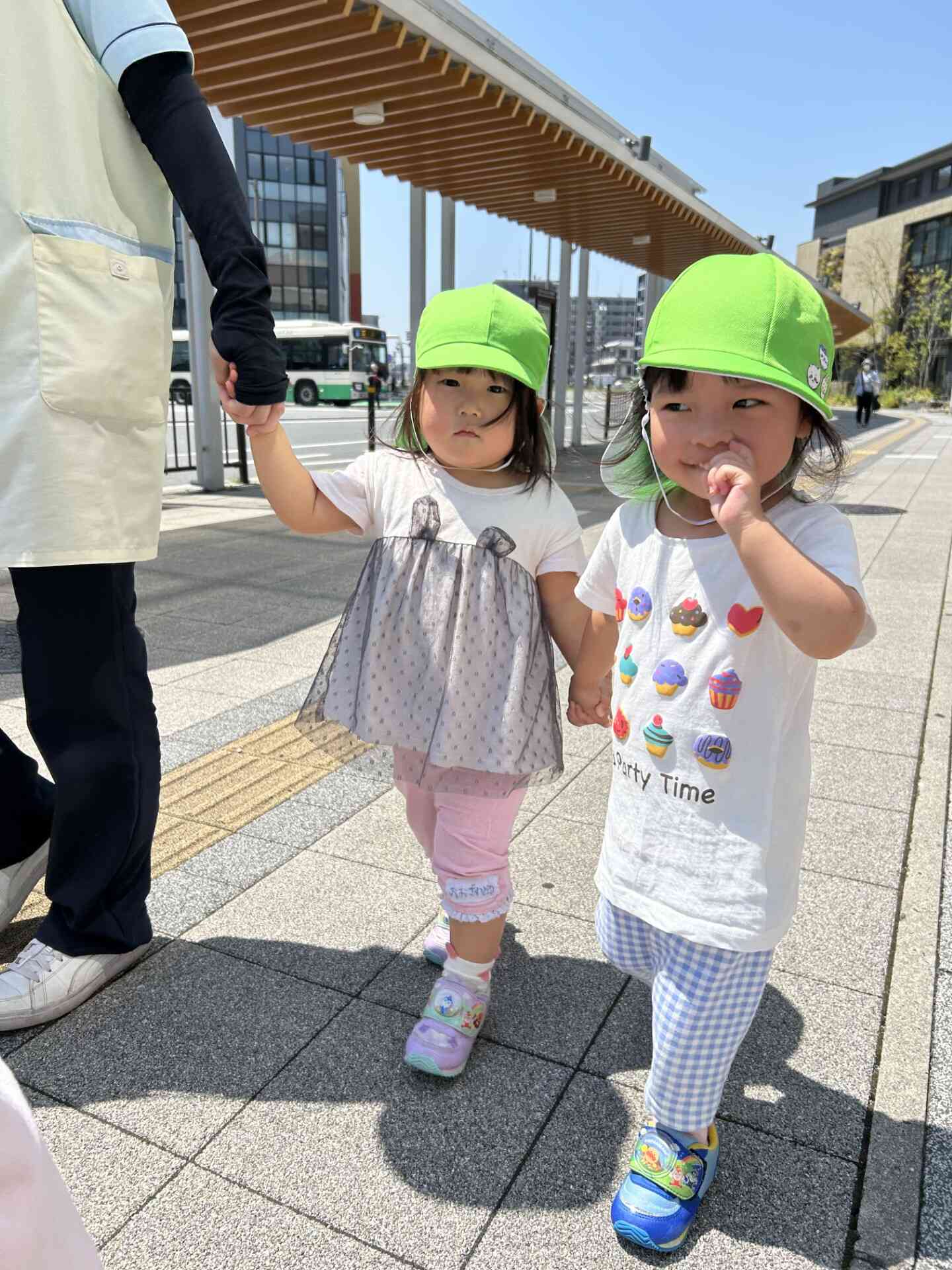 新しいお友だちも上手に手つなぎ散歩です！