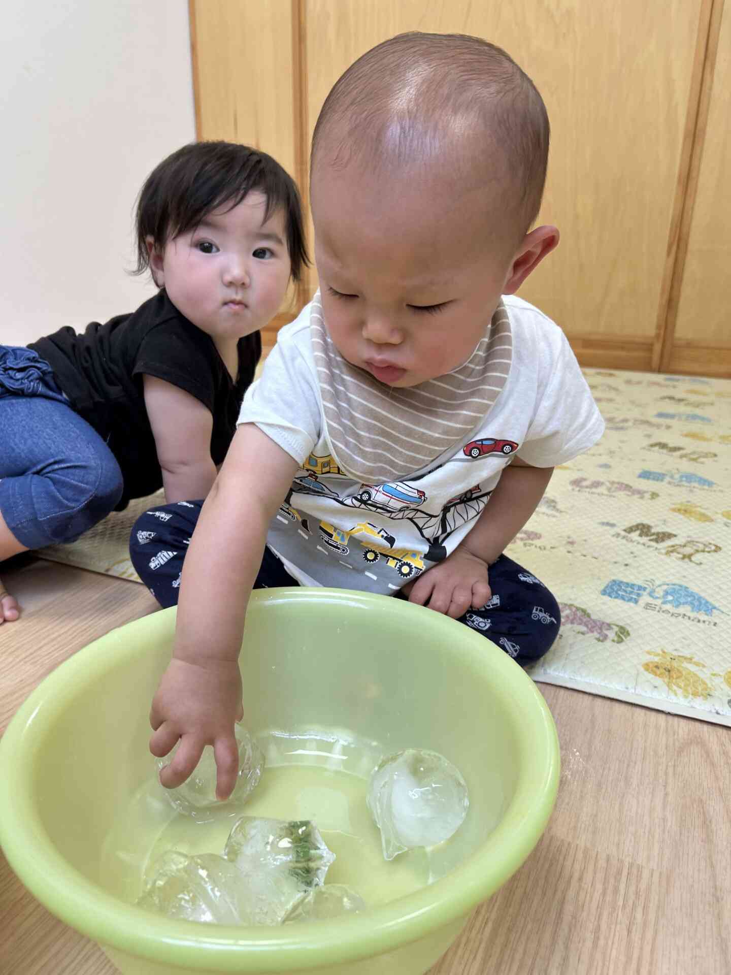 氷の冷たさに夢中…。