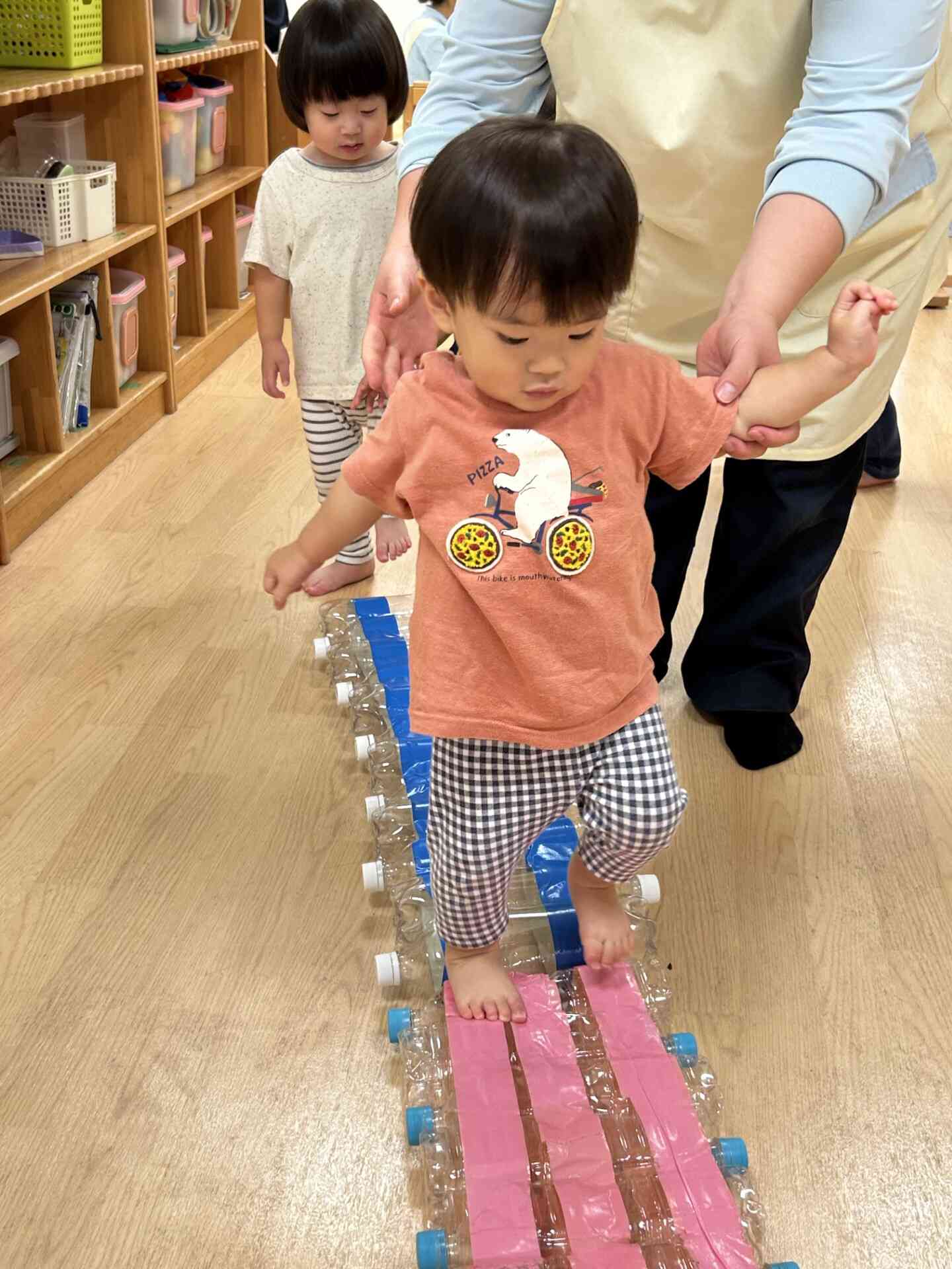 慎重に渡っています！