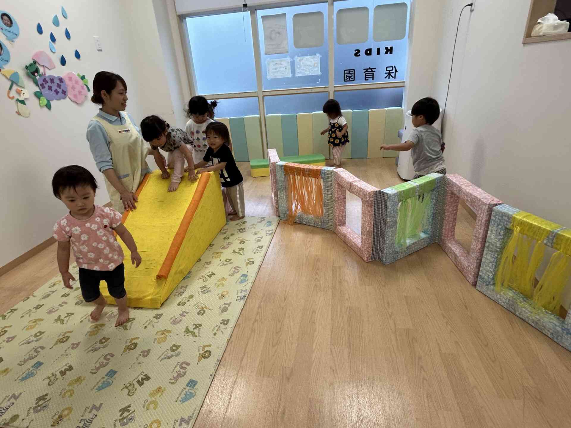 大人気のすべり台やじゃばらトンネル♪