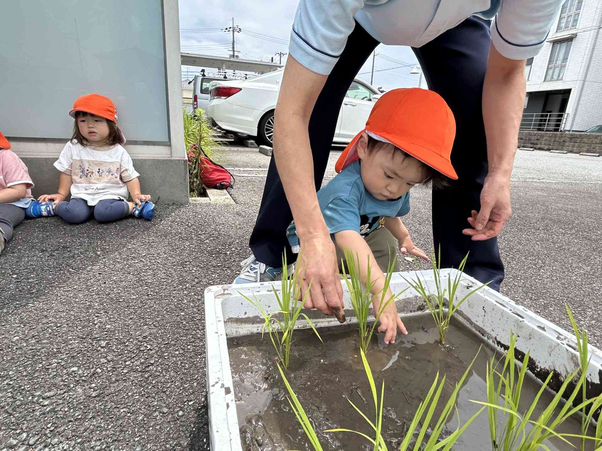 1歳児さんも泥んこ体験です！