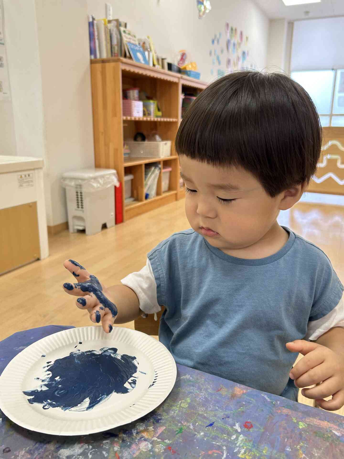手に付いた絵の具を真剣に見ています！