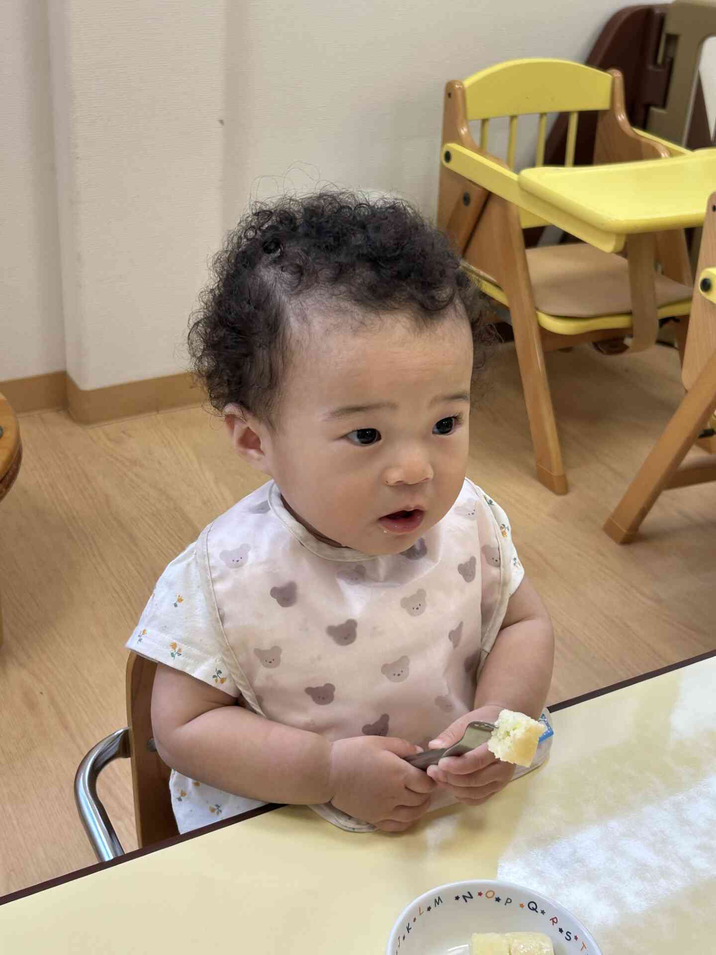 ０歳児さんも梅のお味を体験しました。