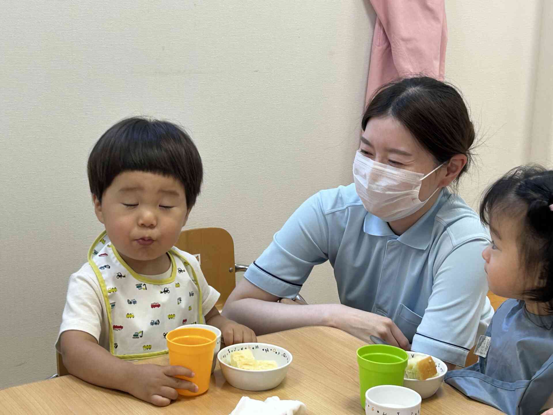 大好きな給食の先生と一緒に「いただきま～す！！！」ん？・・・すっぱい！！！
