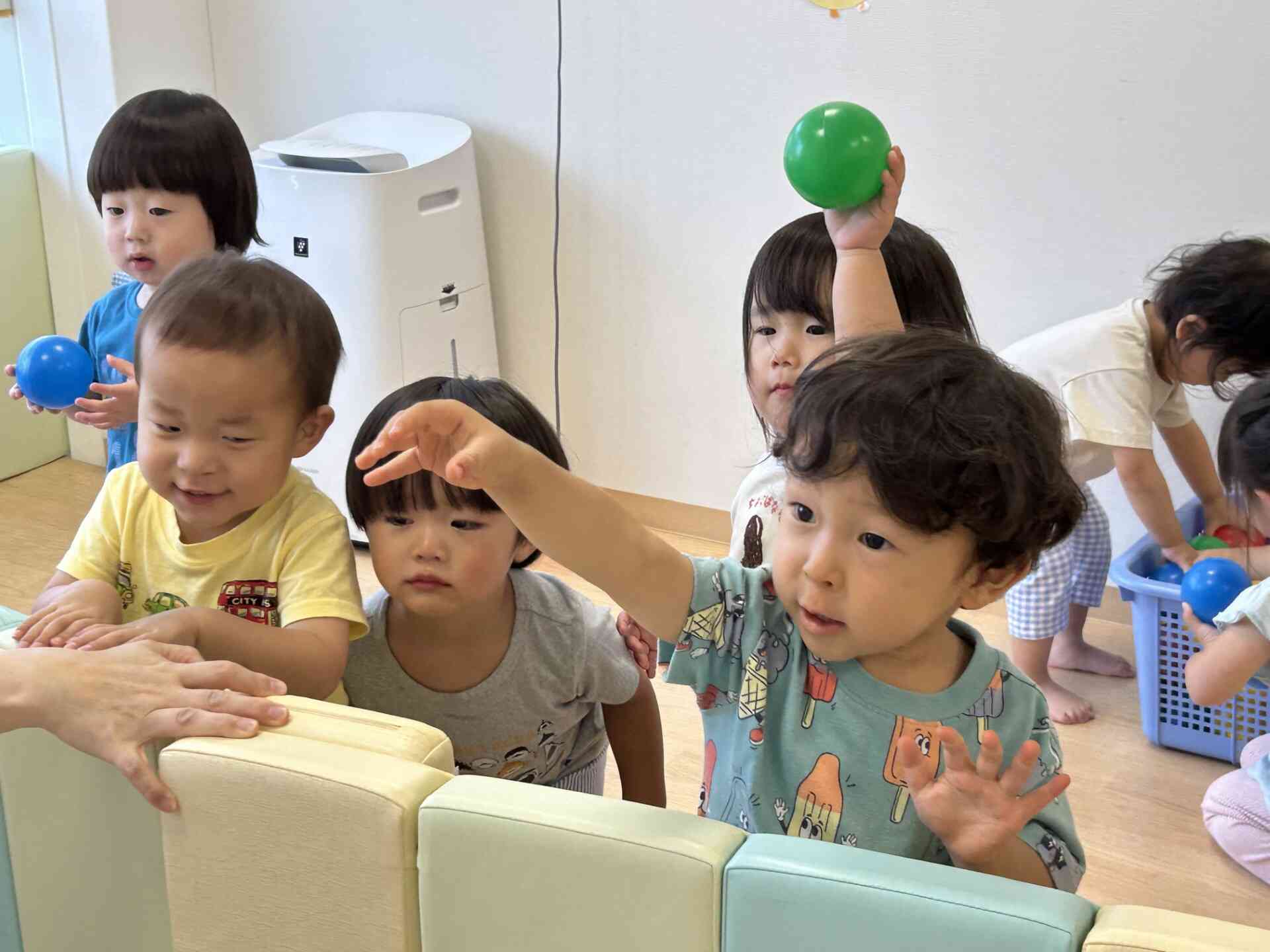 2歳児のお友だちは壁からボールを投げたよ！