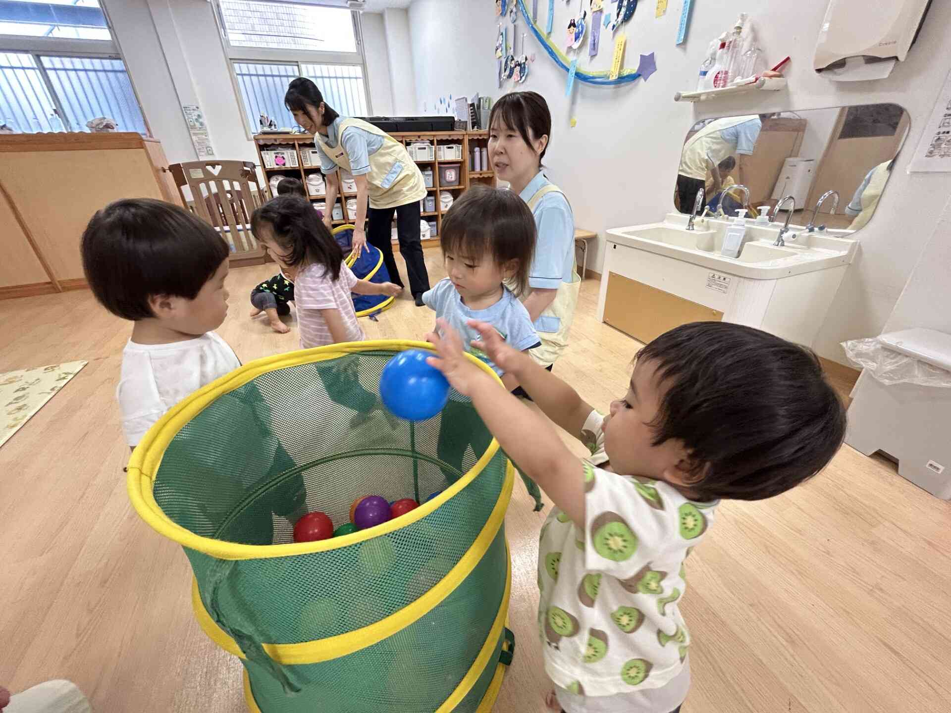 お片付けも頑張るよ！背伸びをして入れています♪