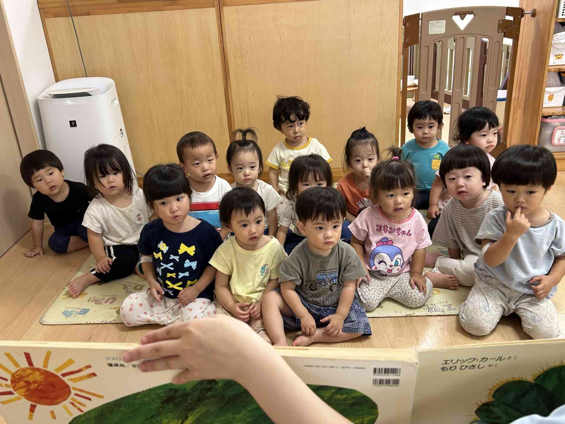 コーナー遊びの締めくくりは大好きな『はらぺこ　あおむし』の大型絵本。