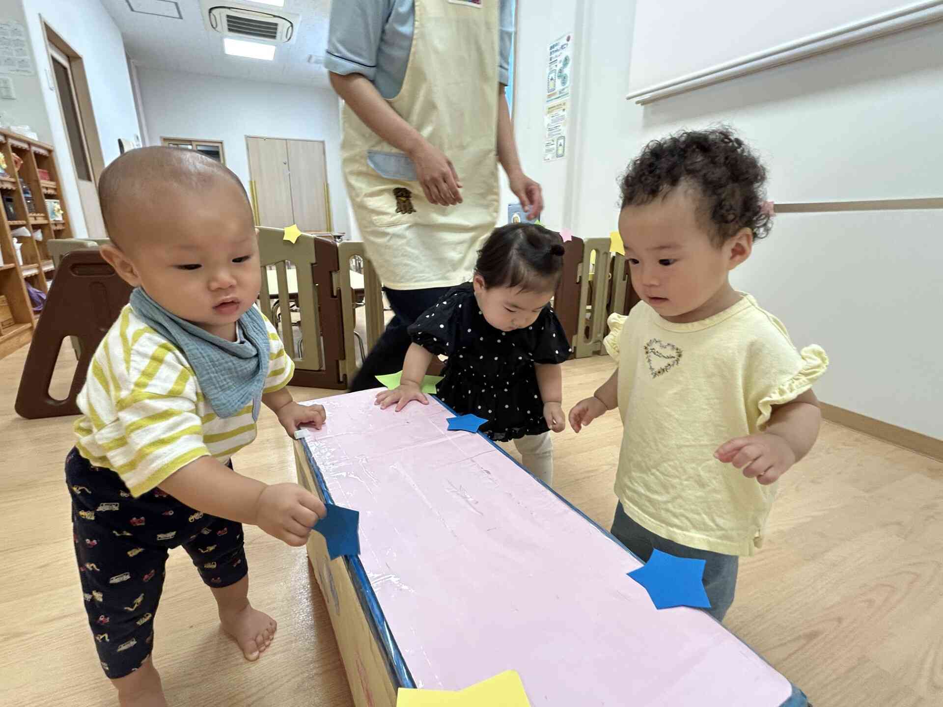 ０歳児さんもお星さま探しです！上手に貼ることもできましたよ！
