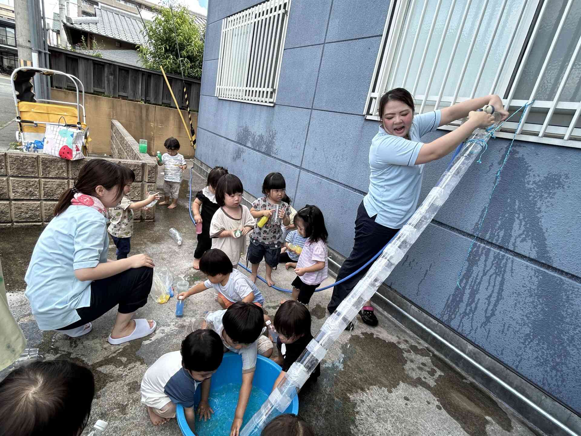 色水遊び（氷絵の具編）　～1、2歳児～