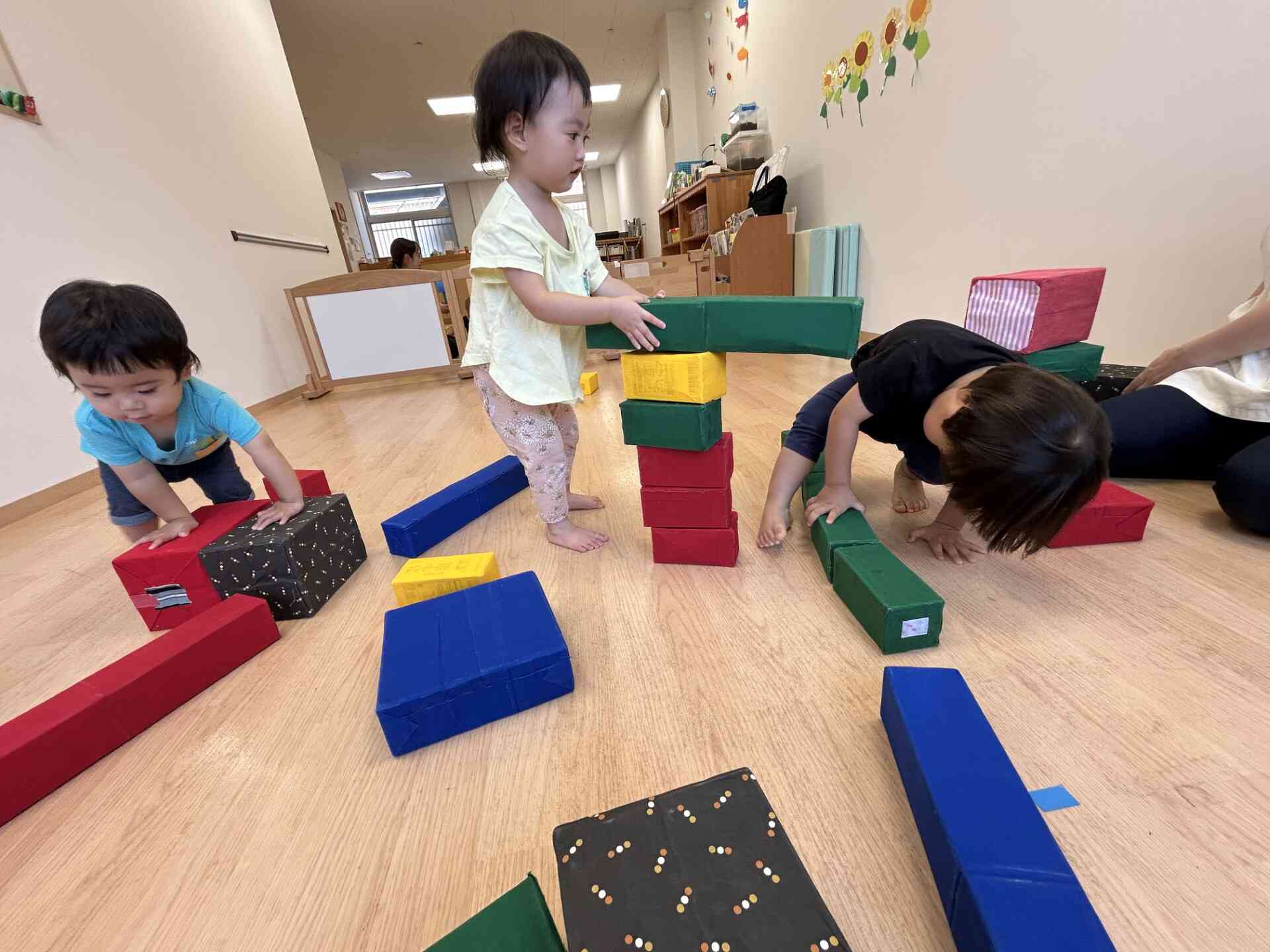 積み木は積み上げたり、並べたりを楽しんでます！