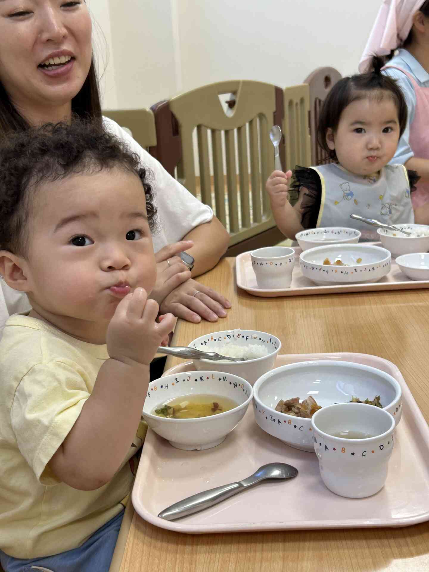 みんなで給食おいしいね♪