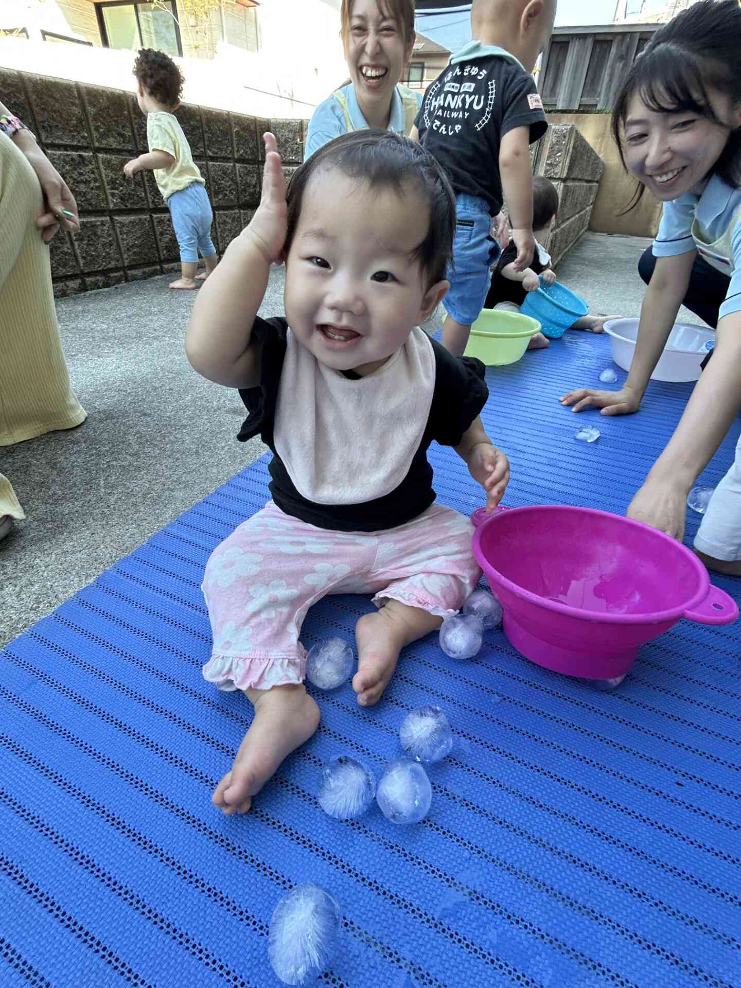 冷たい氷を触って!?頭が『キーン』としたようです!