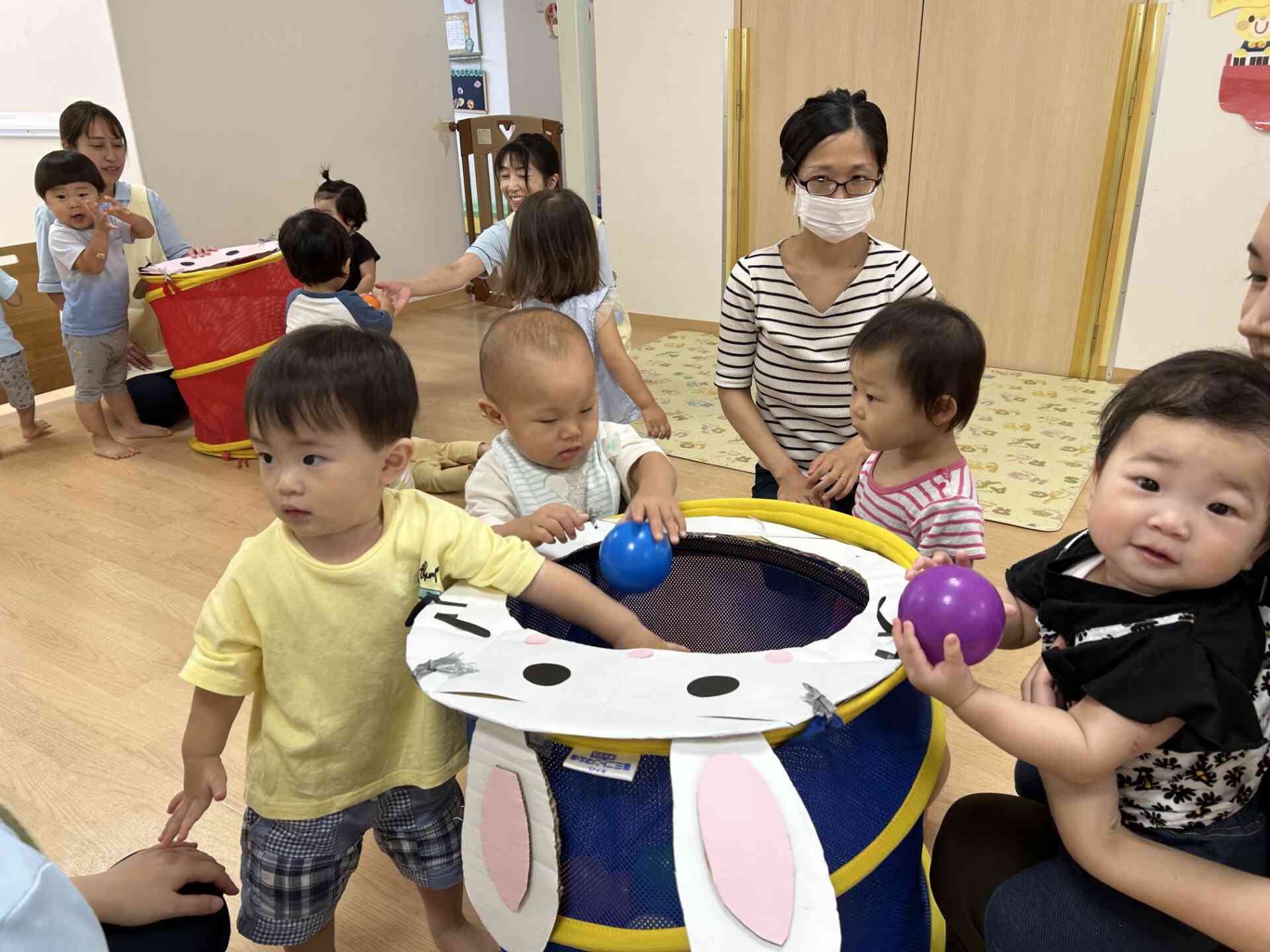 ボールを「ポトンっ!」玉入れをしたよ!