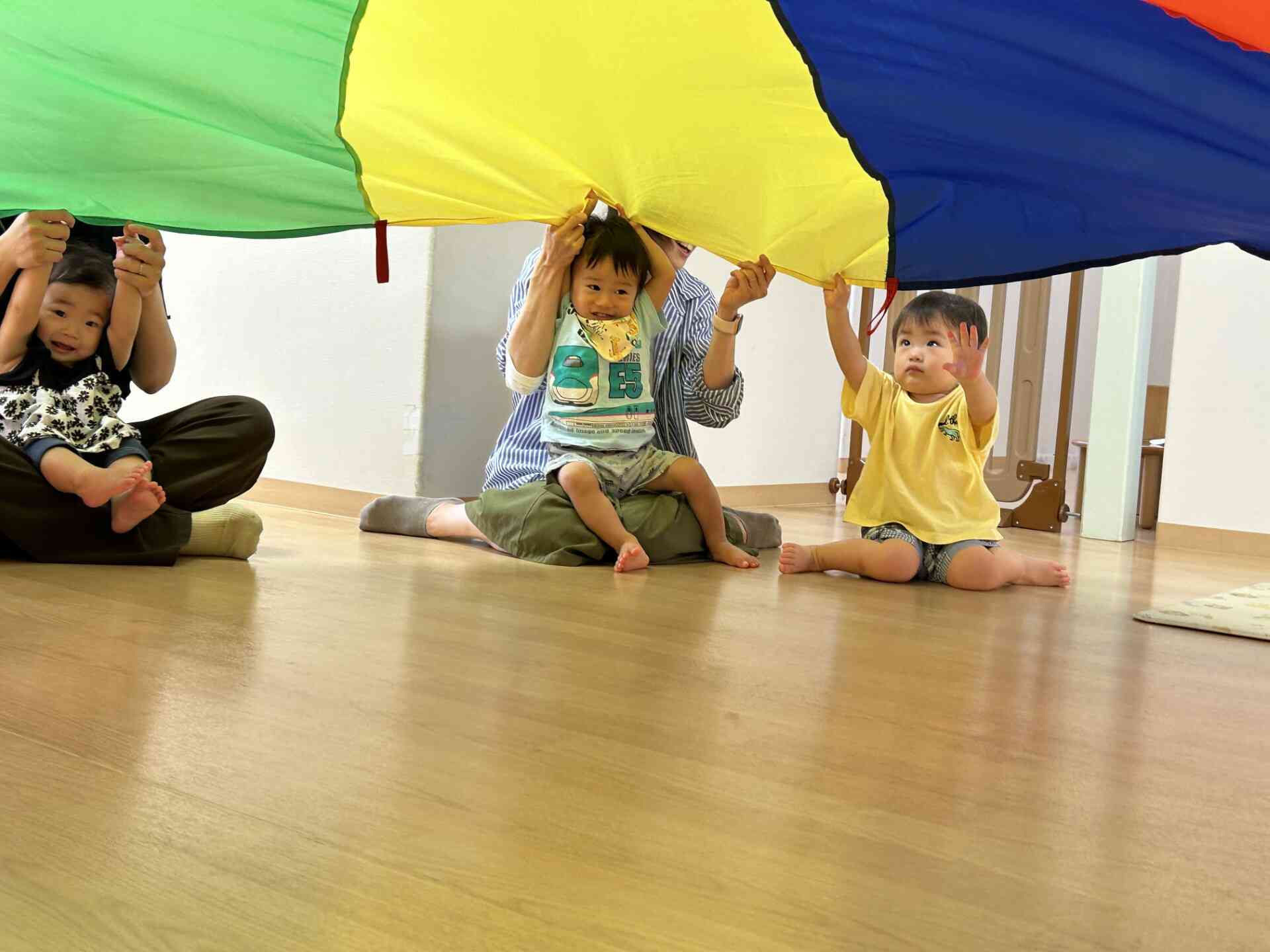 「ばあっ」目が合うとニッコリ笑顔♪