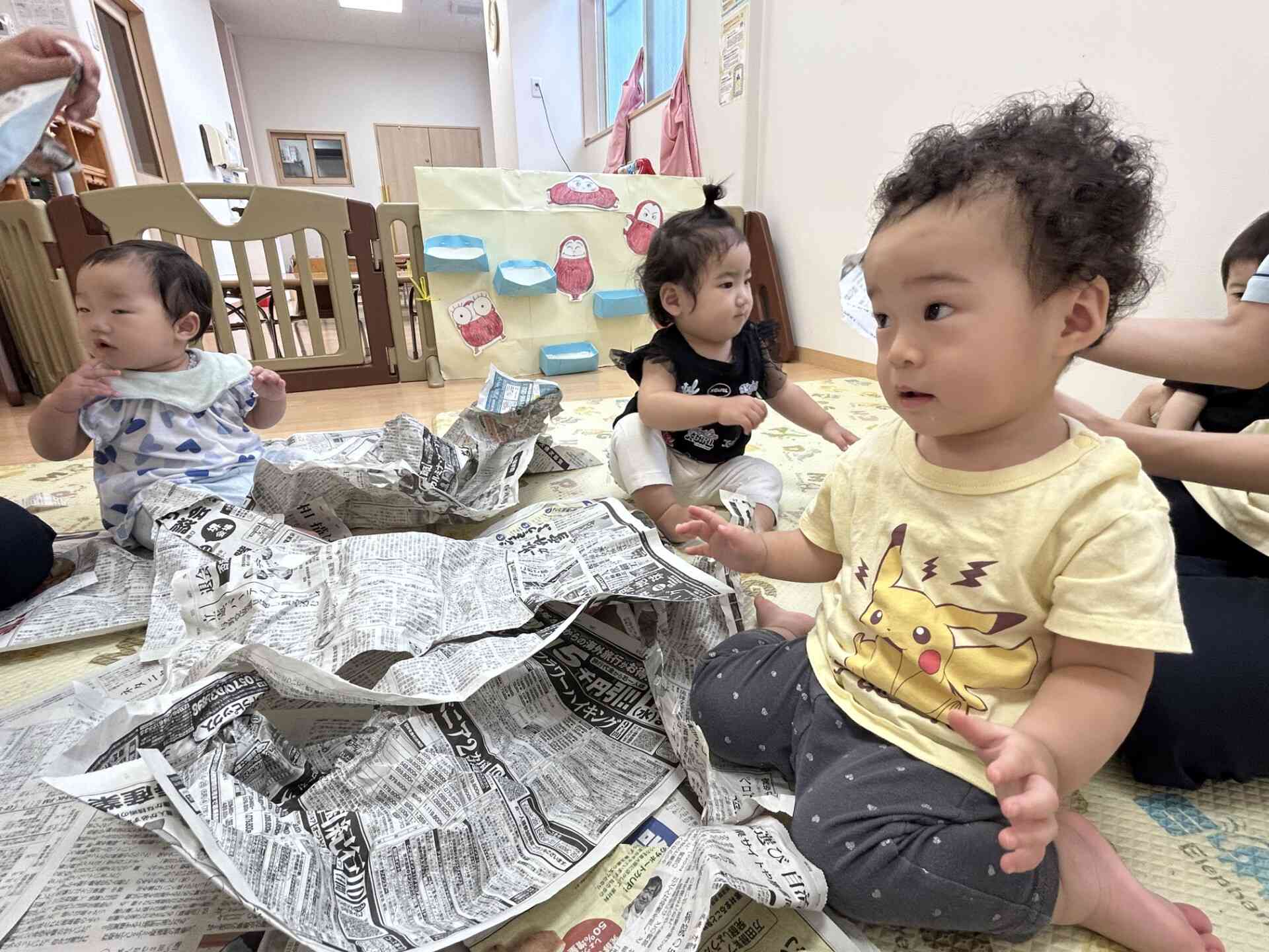 先生がビリビリ破くのを観察中…