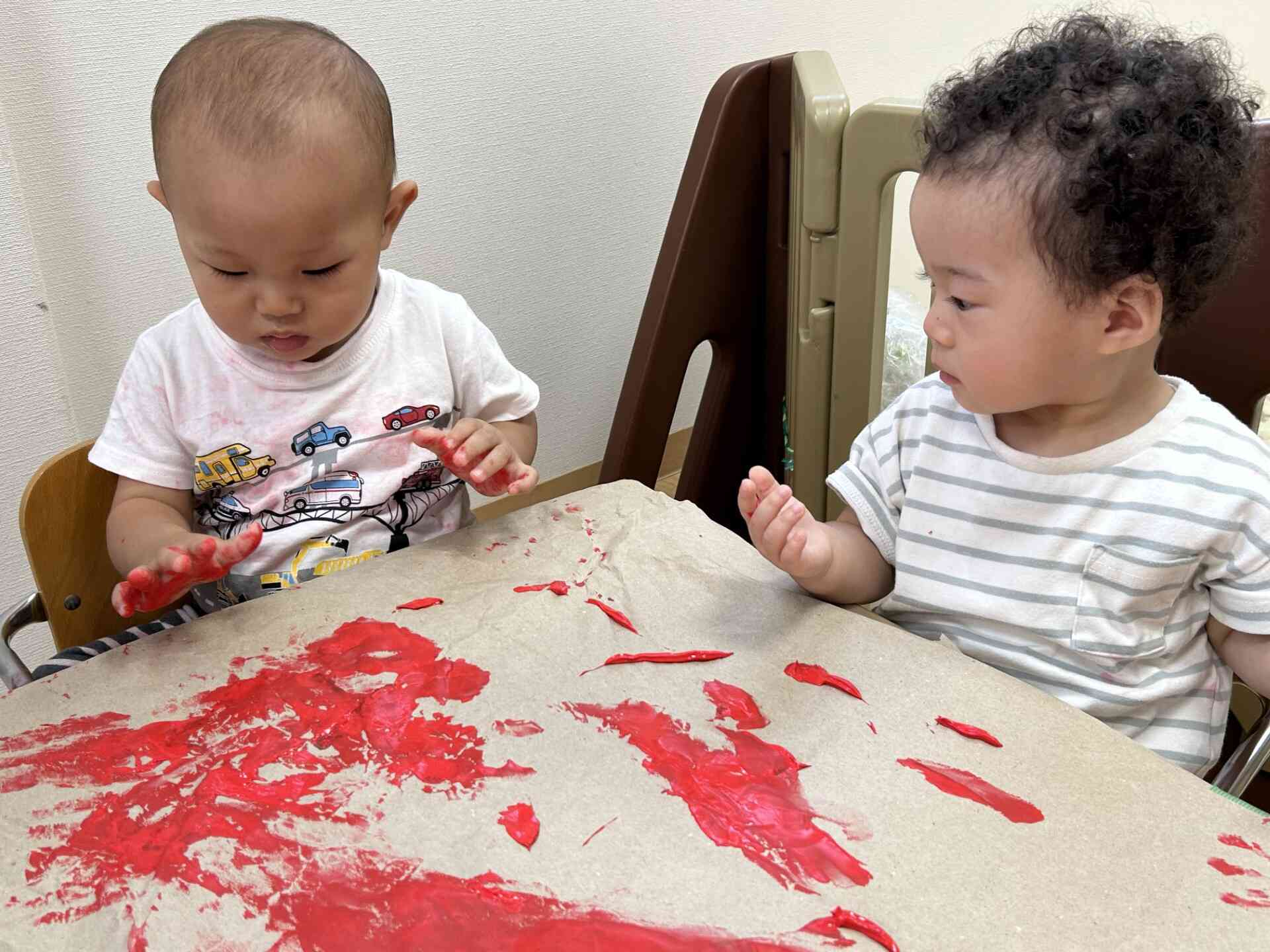 絵の具を真剣な表情で観察中…