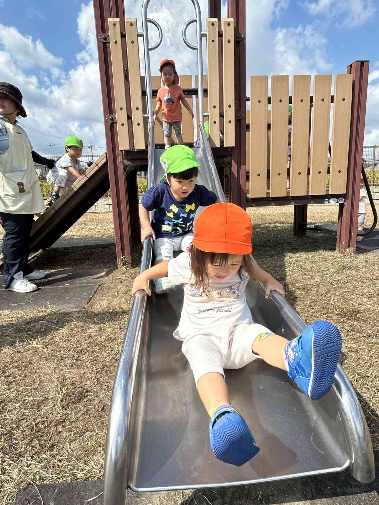 『お友だちと一緒にすべると楽しい~』