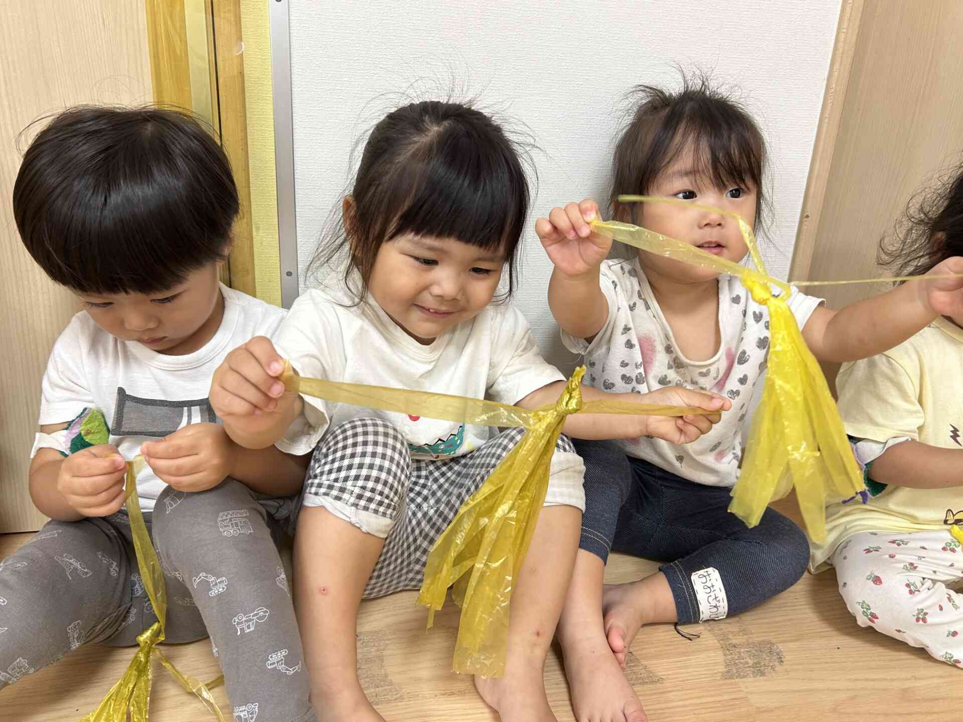 2歳児さんは一番難しいススキ作り。丁寧にテープをさいて作ってくれました!