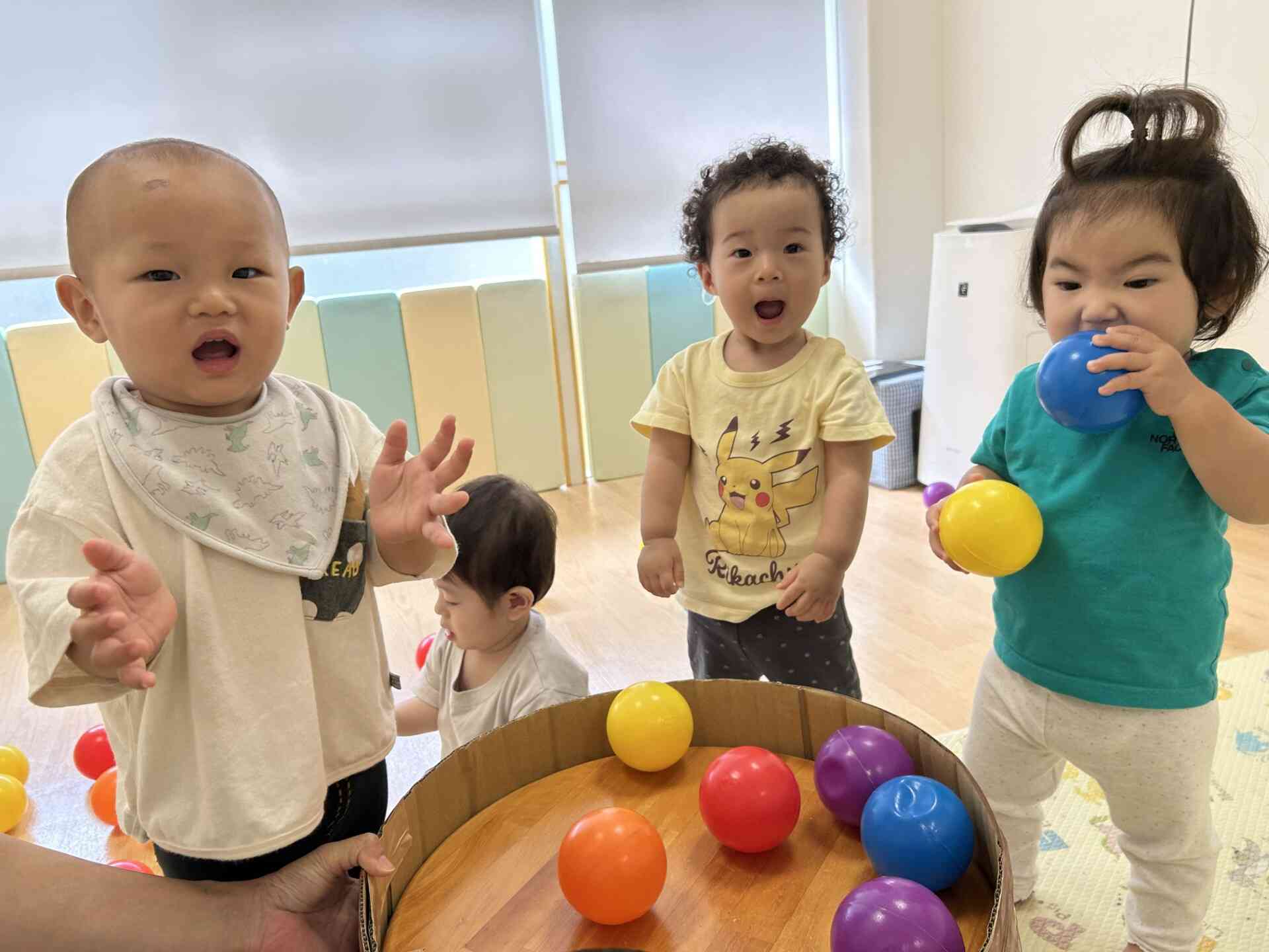 お団子を飾りつけ中。ちょっとお味見をしているお友だちも!?