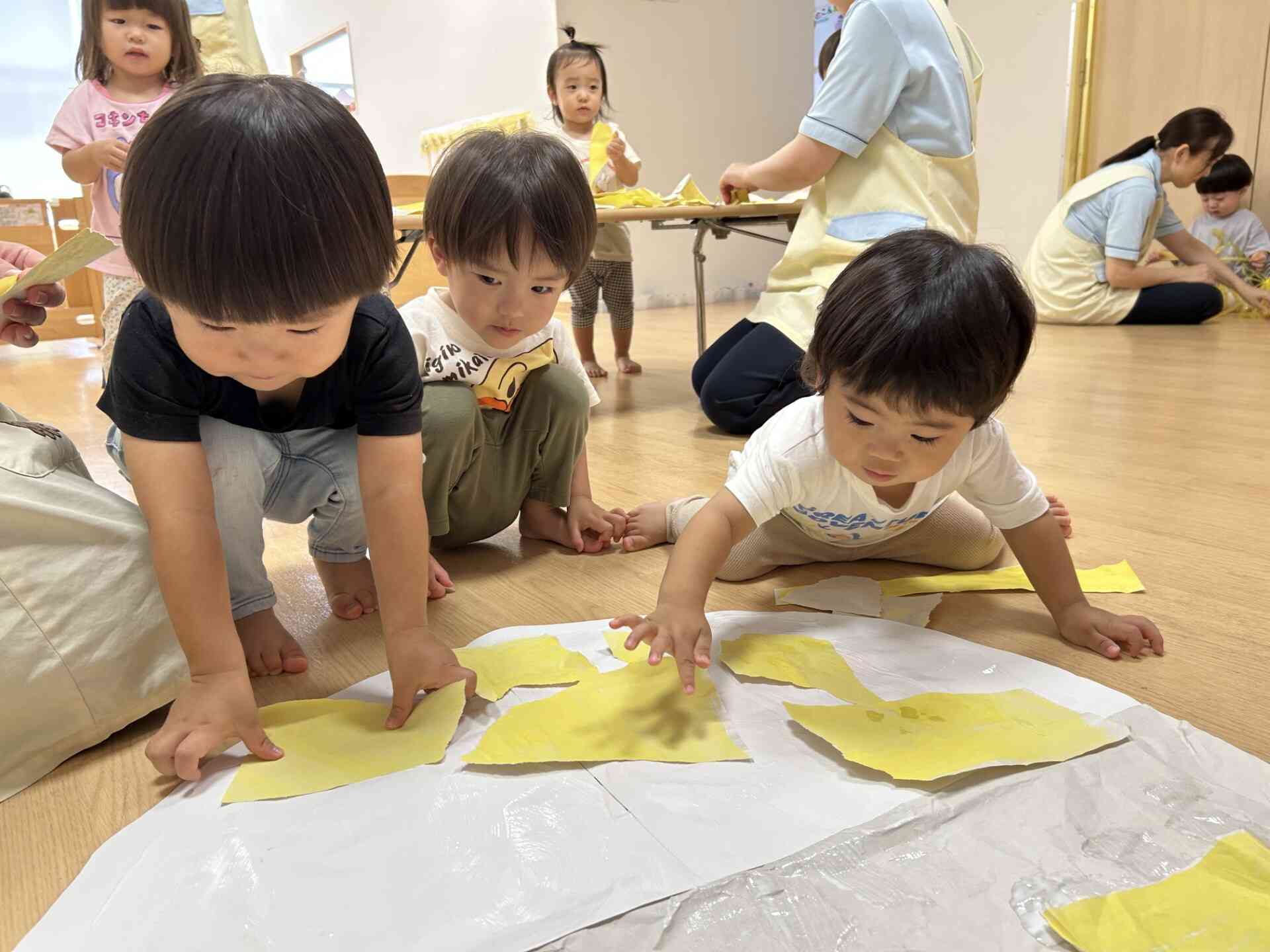 お月様は黄色の紙を破いてみんなでペタペタ貼ったよ!