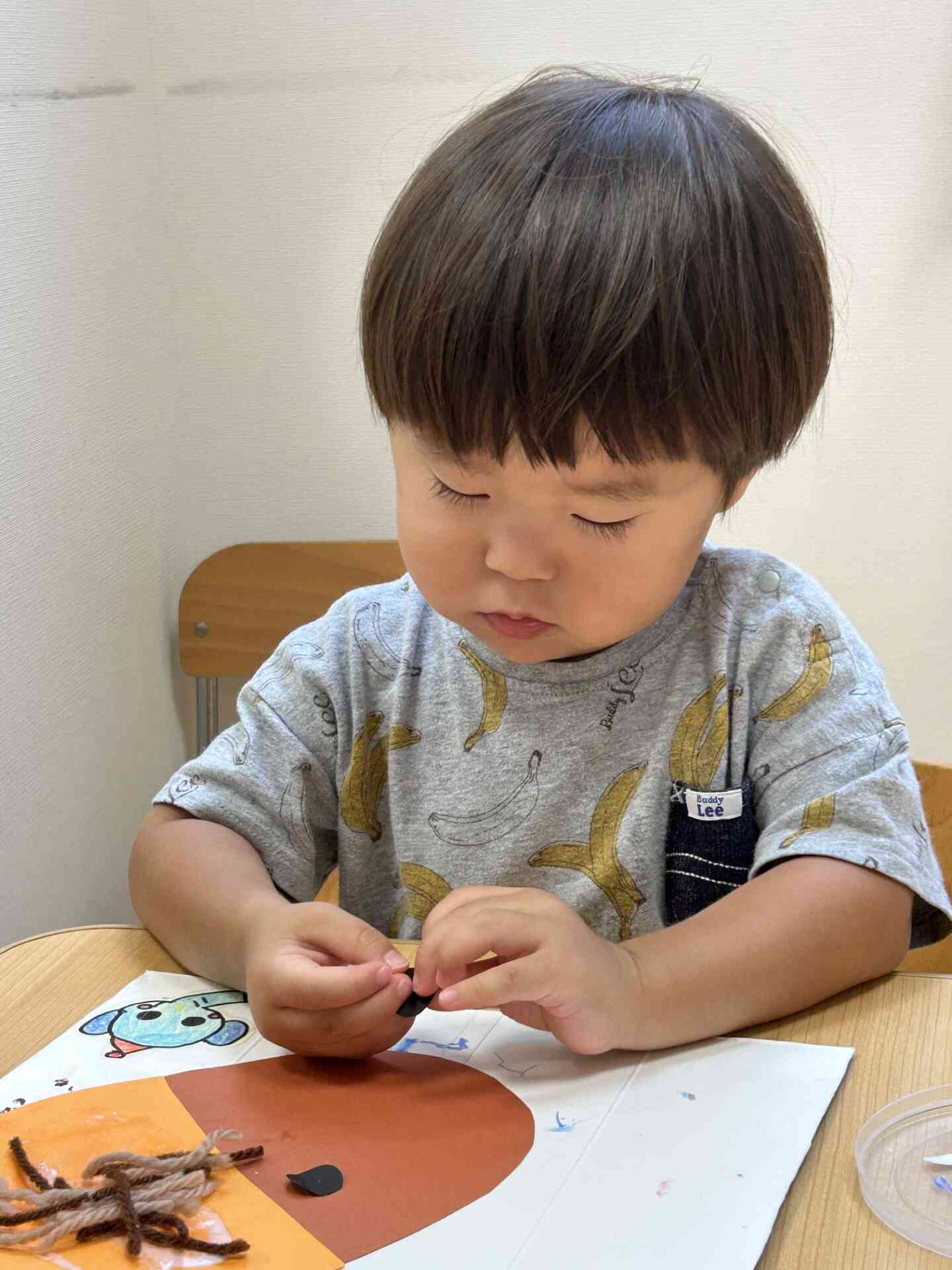 一生懸命に目や口を貼っています!