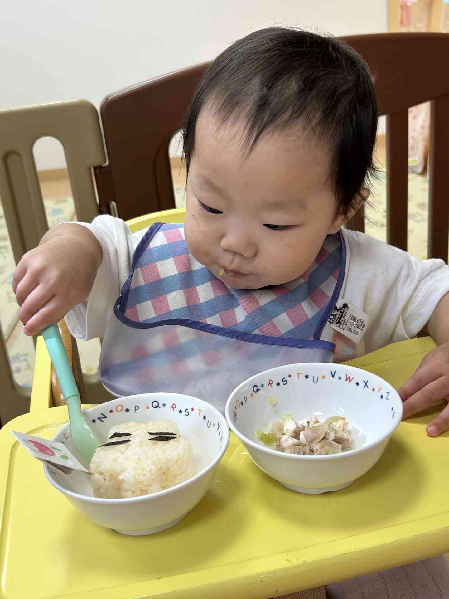 とんぼおにぎりをツンツン!