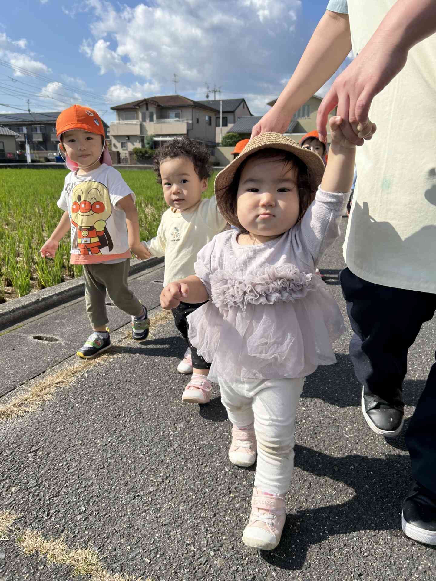 私は初めて手を繋いで歩いたよ。