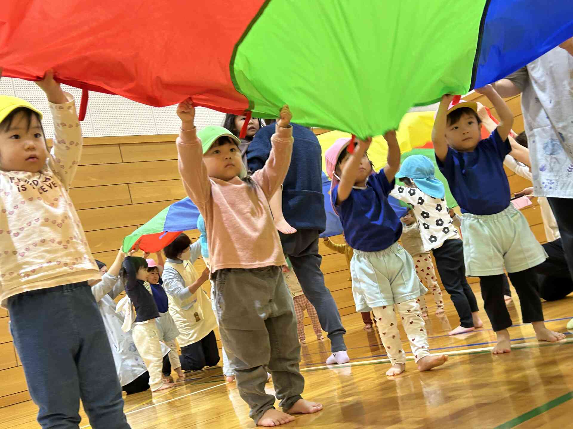 他園のお友だちと一緒にパラバルーンもしました。