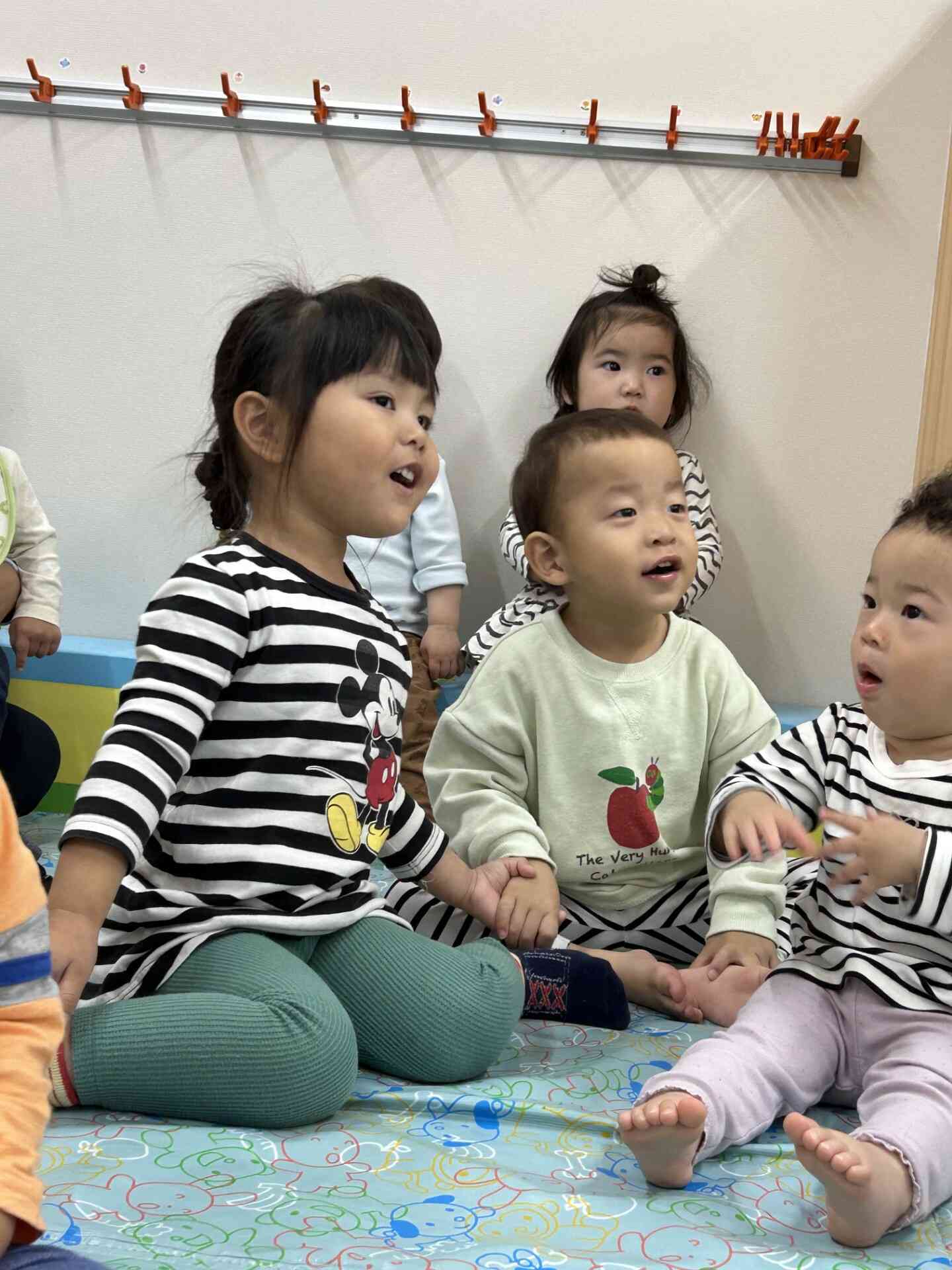 『さんぽ』の曲が流れてくると自然に手をつなぐ場面も・・・