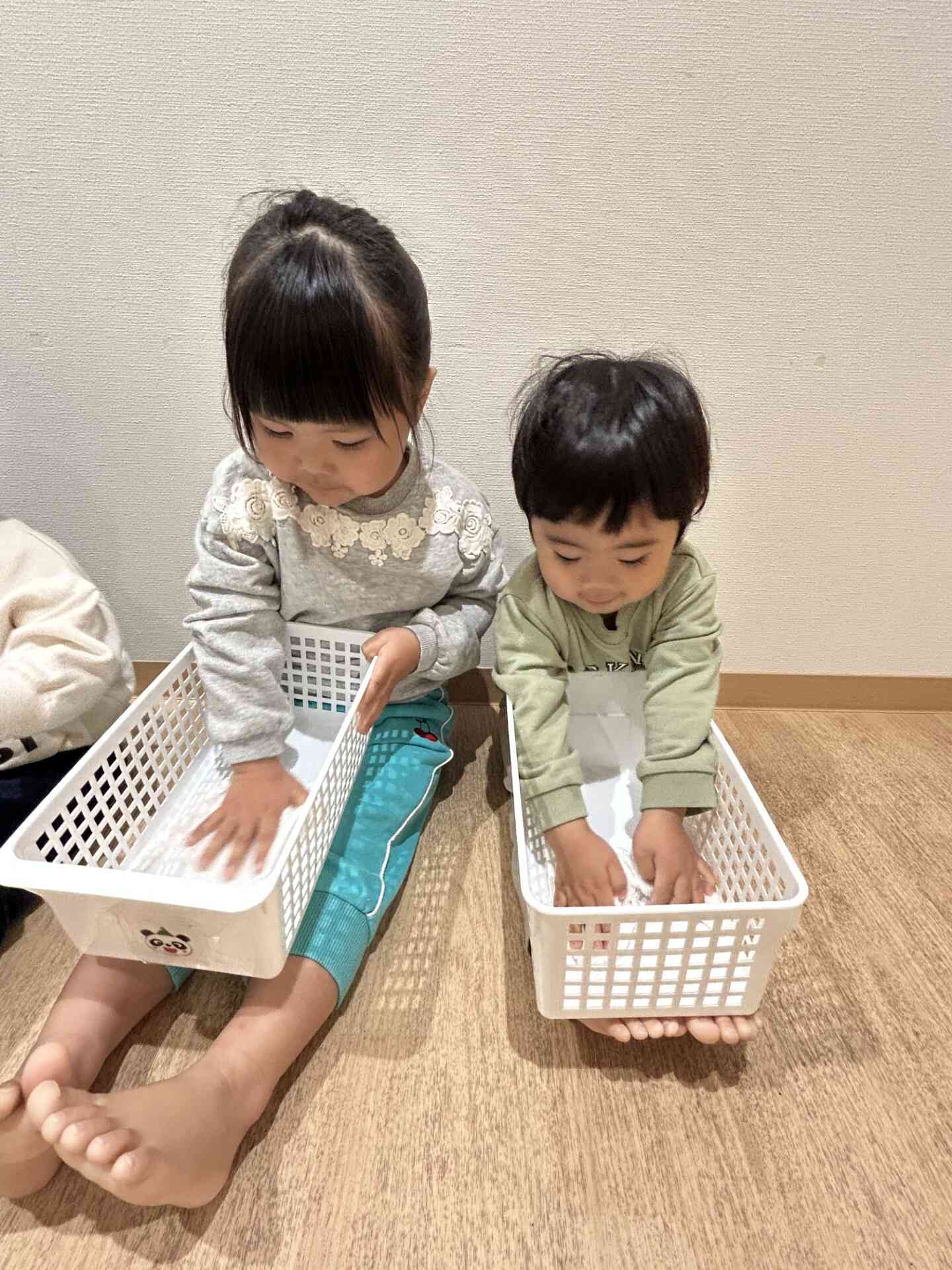 お姉さんの真似をしながら上手にカゴを拭いていますよ。