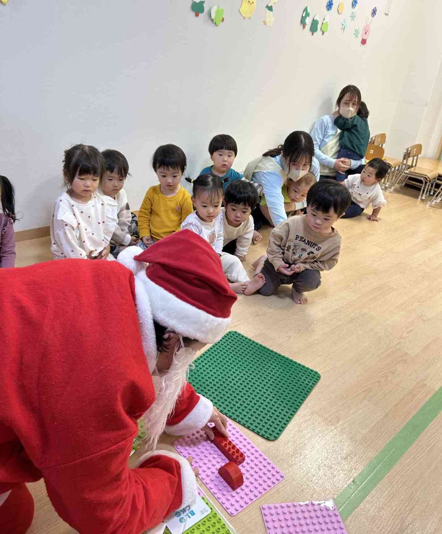 プレゼントの説明に子どもたち全員が集中！