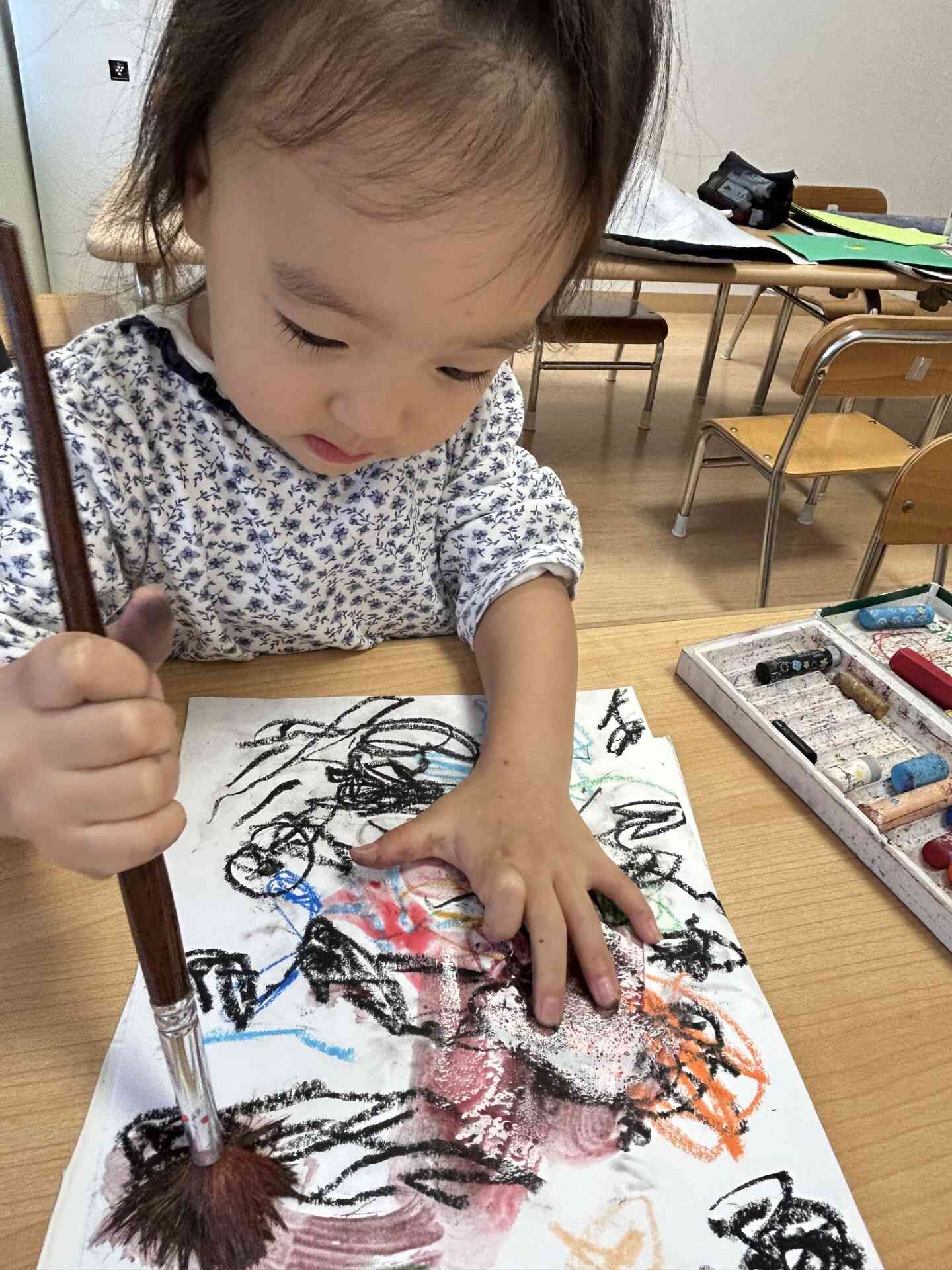 しっかり筆を握って塗るよ~