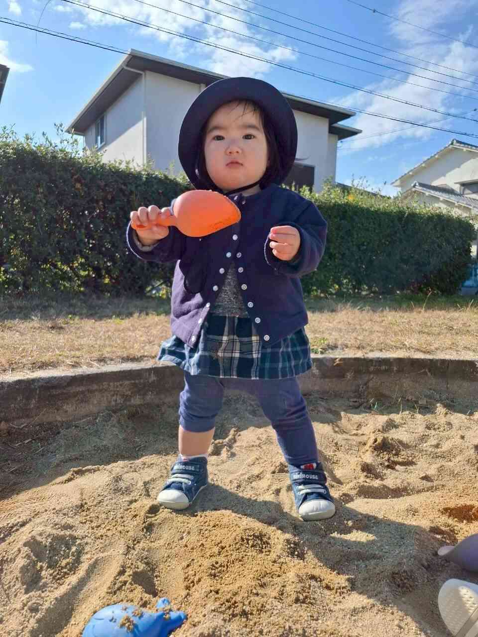 スコップを持って『はい、ポーズ!!』