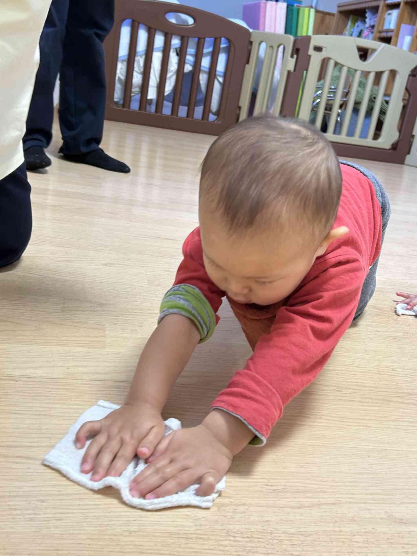 0歳児さんも上手に床拭きをしてくれました⭐︎
