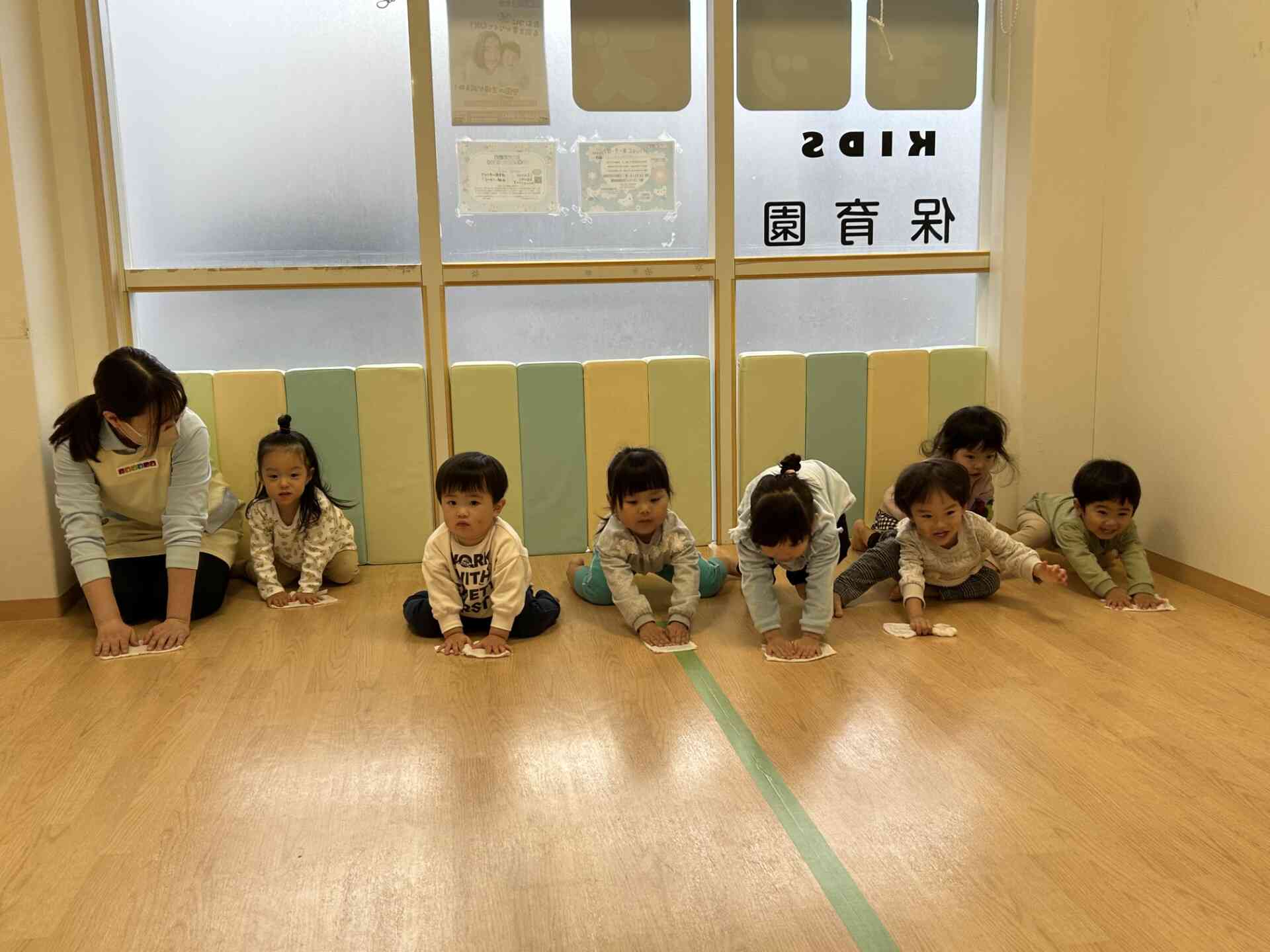 位置についてよーいどん!の合図で床拭きに挑戦!