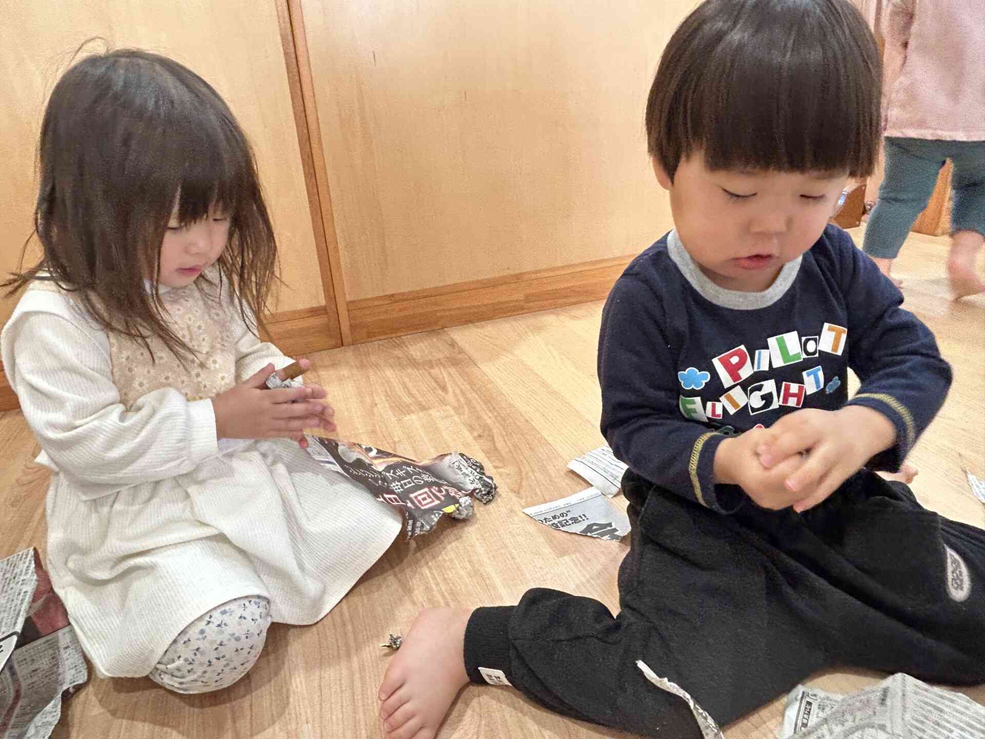 新聞紙を丸めるよー！！