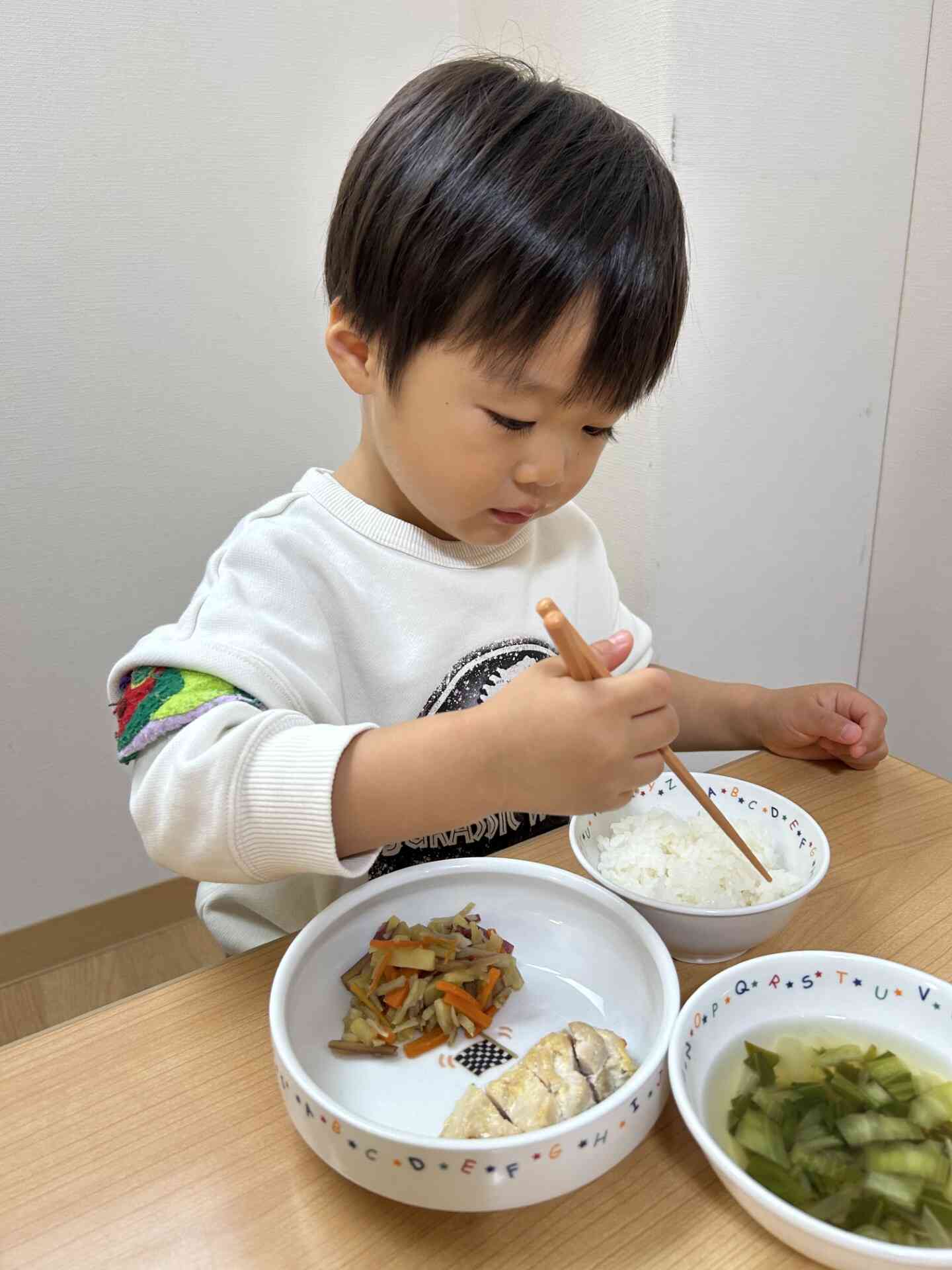 ご飯をつかんでみようっと！！