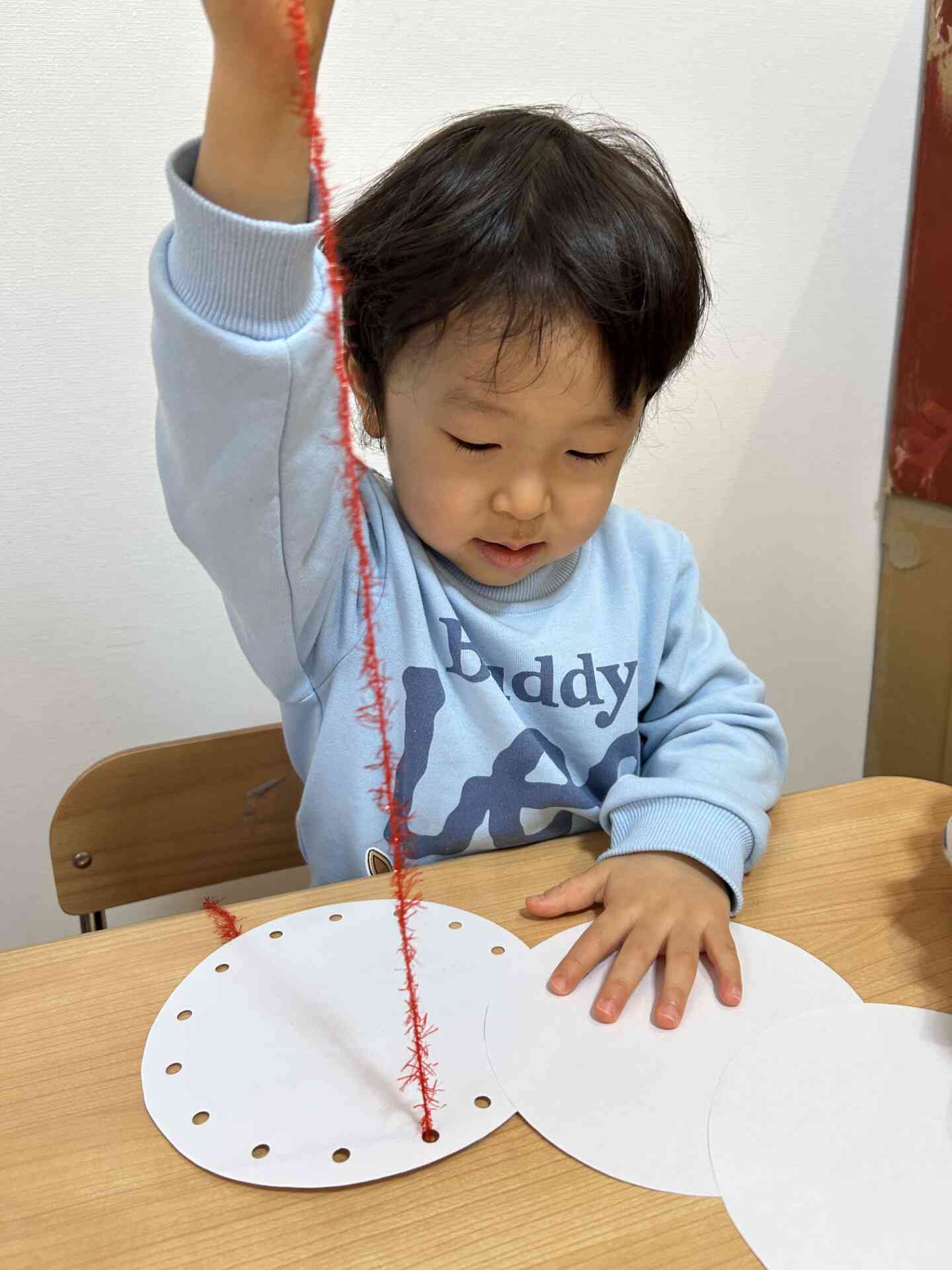 ながーい毛糸を使って紐通しをするぞ〜