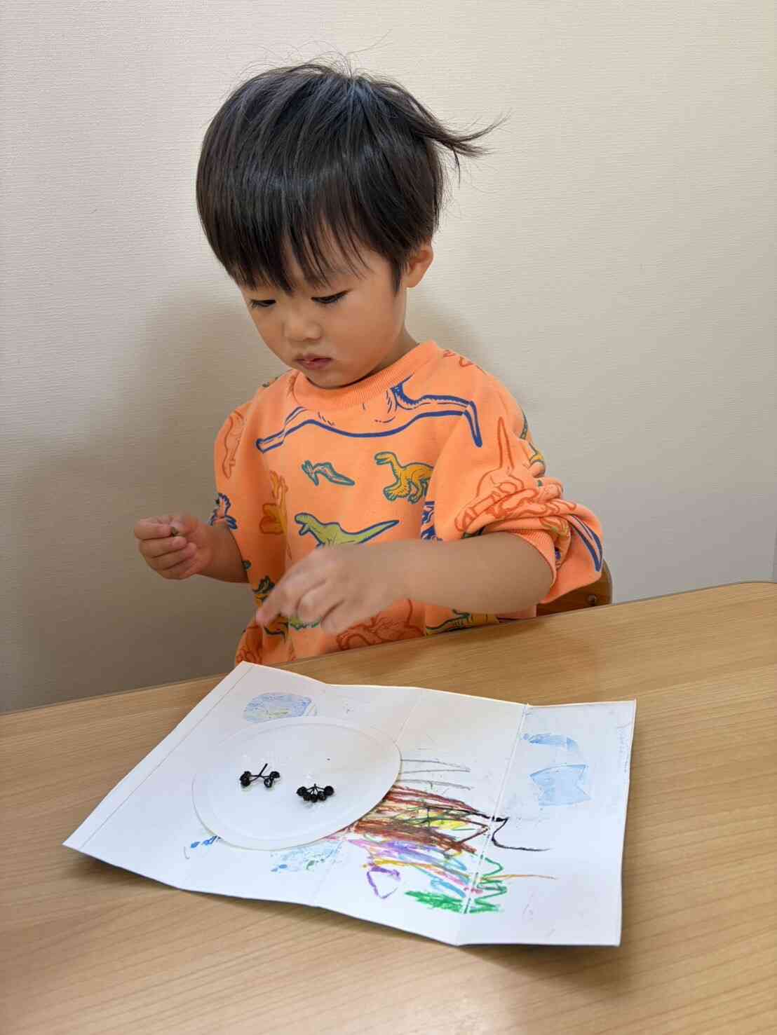 自然物で顔に見立ててみましたよ。