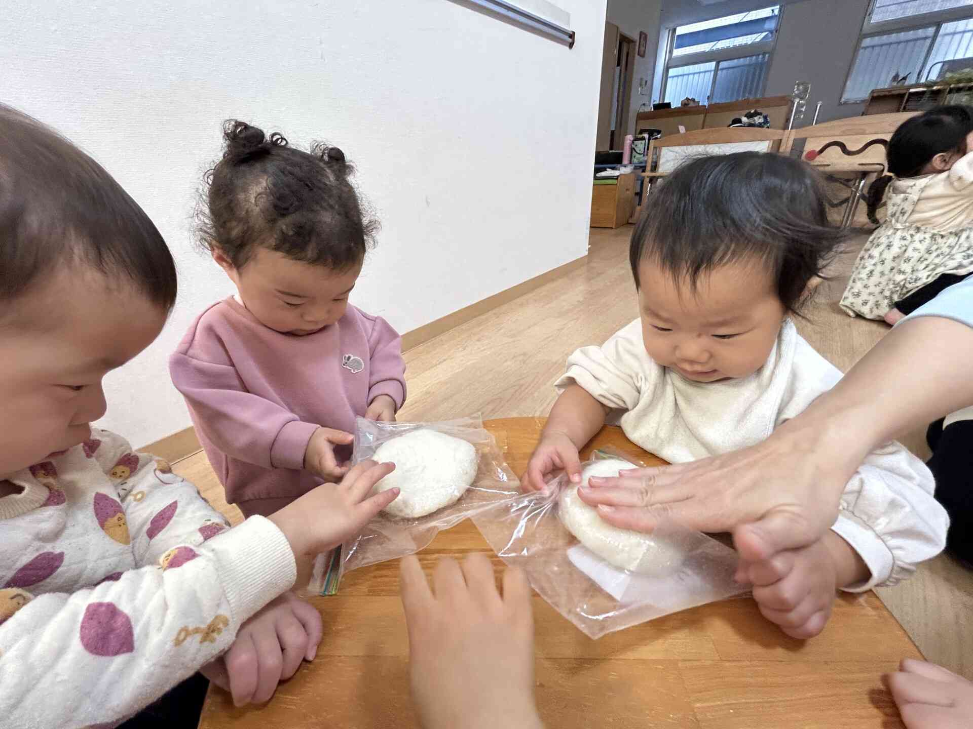 ０歳児さんも真剣です！