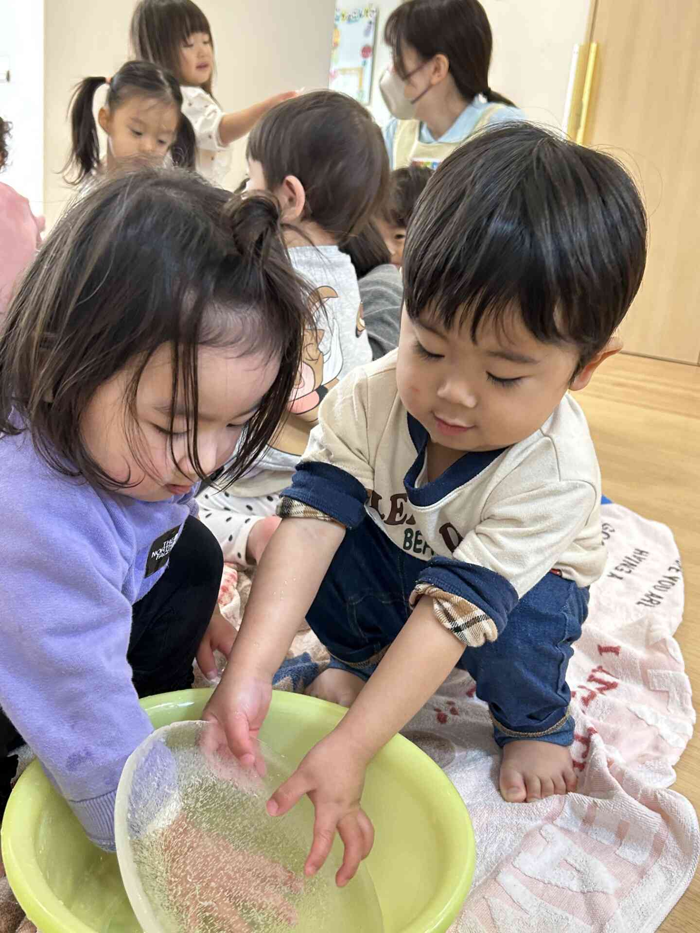 小さい洗面器の水は、少なめに入れたので、全部凍ってカチコチの一枚板に・・・