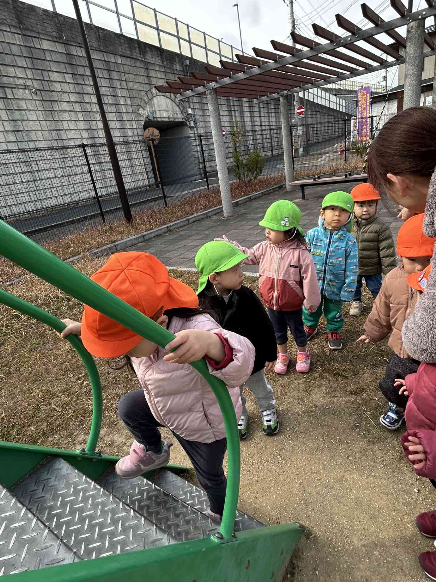 大人気の滑り台は大行列！