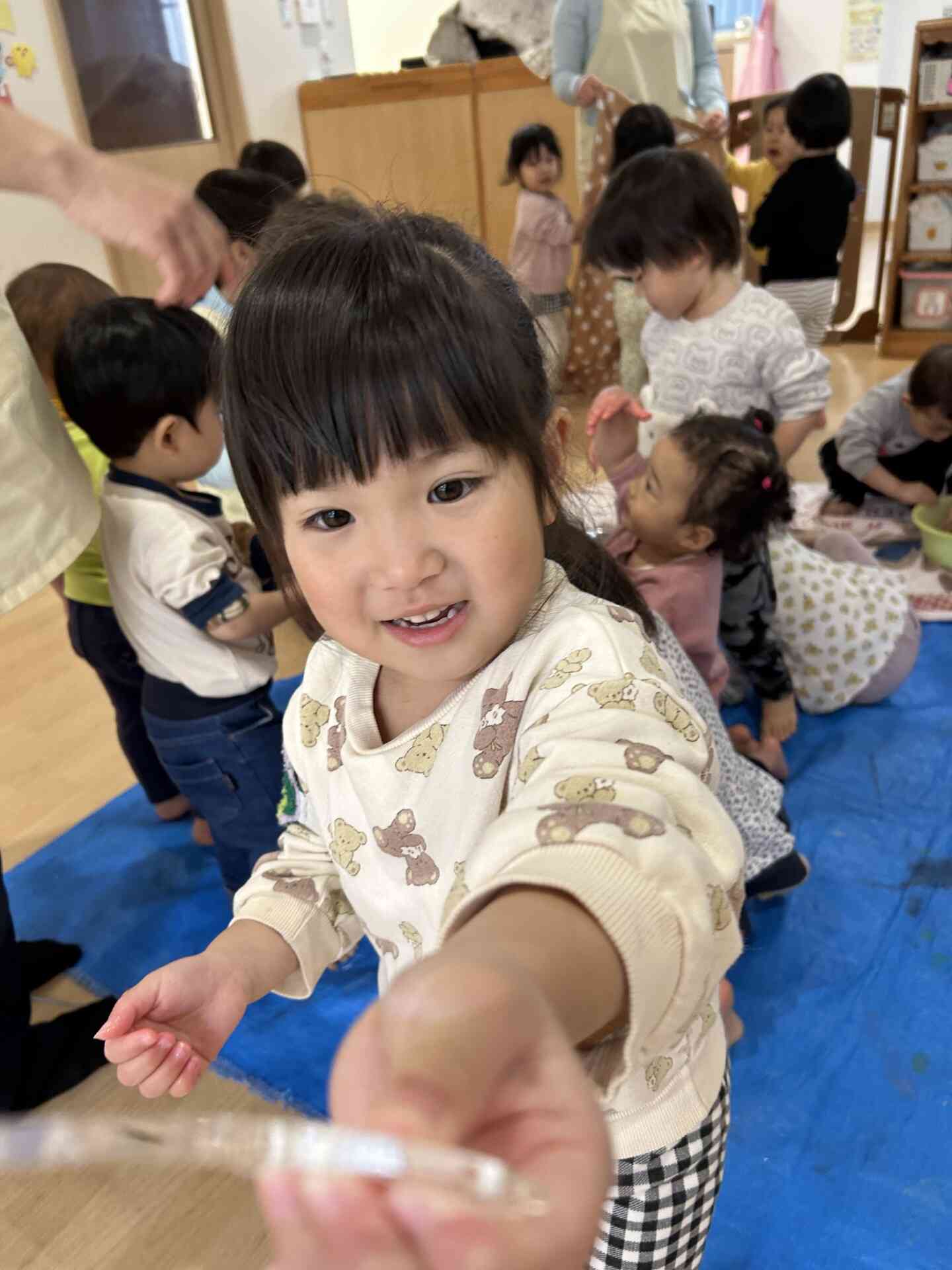 大きな入れ物で作った氷は、透明でキラキラの宝石みたい！