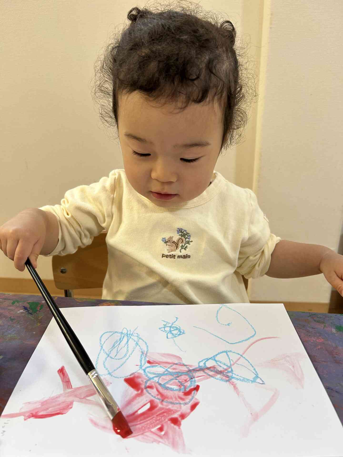 クレヨンが弾くことをじーっと観察中…