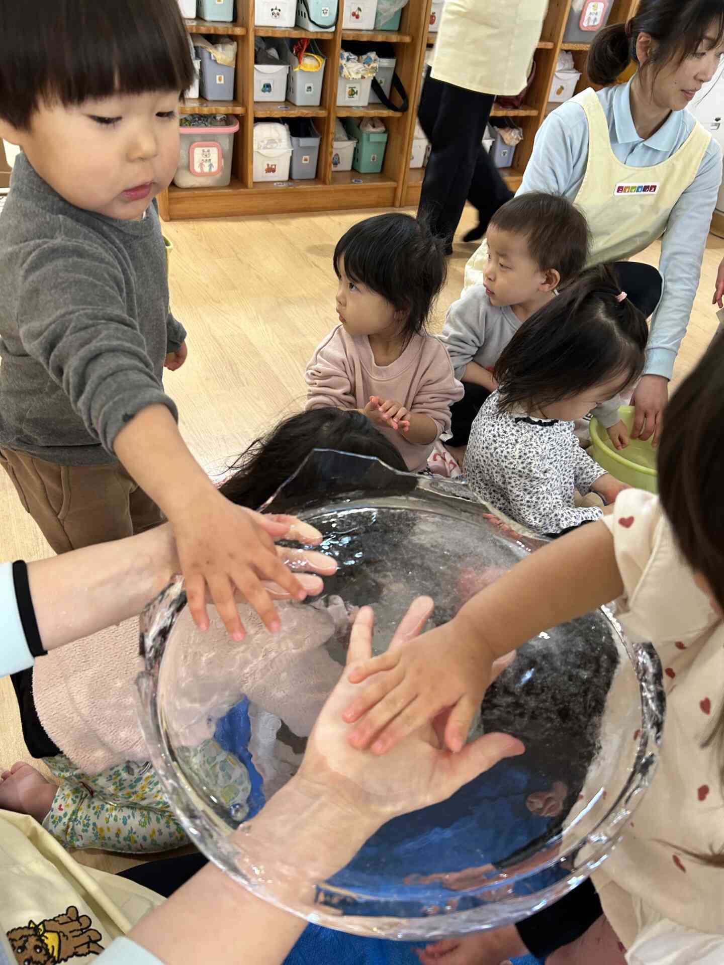 子どもたちが押すのはもちろん、先生が押してもたたいても割れませんでした。