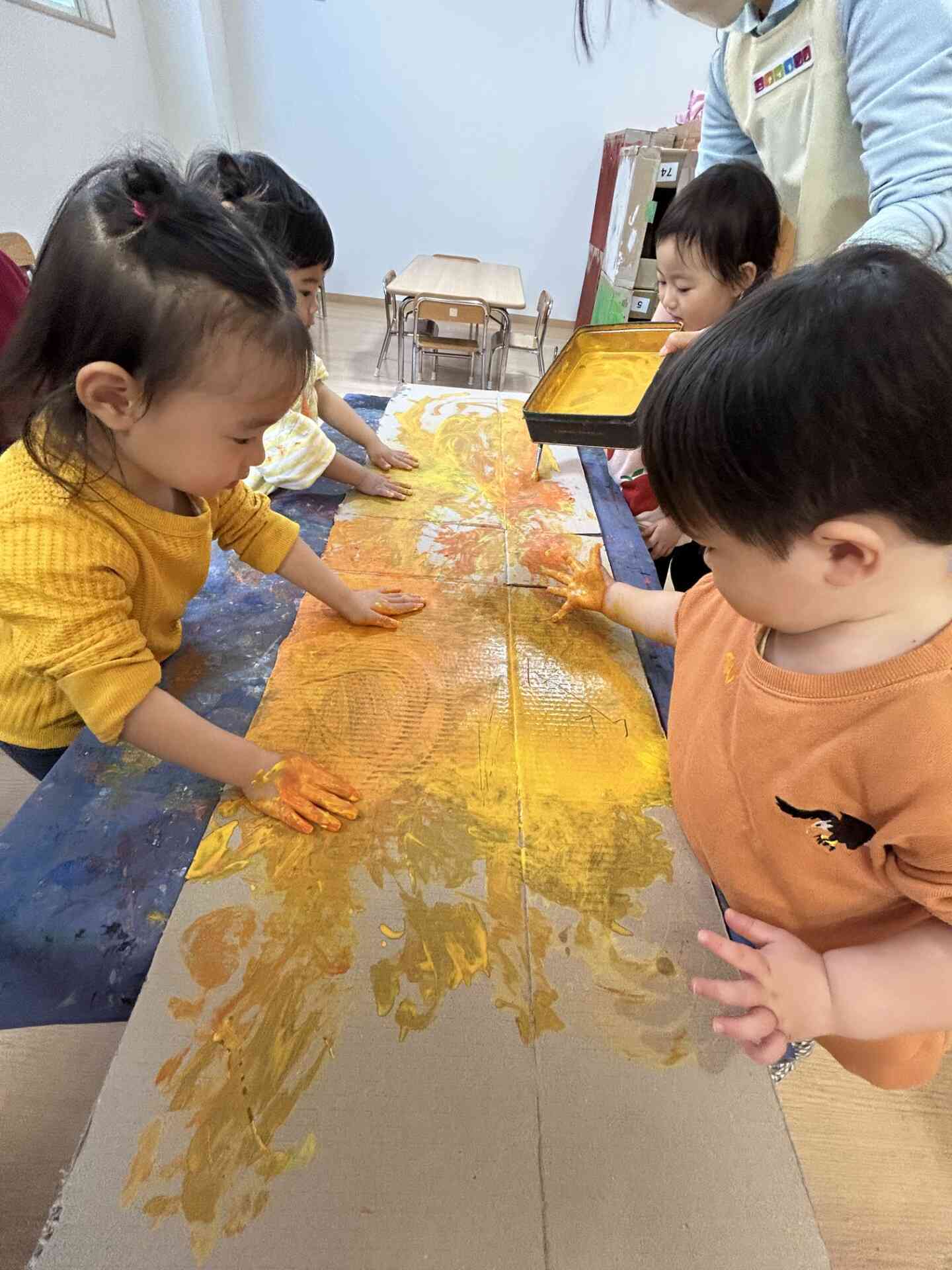 ダンボールの端から端まで上手に塗り広げてくれました!